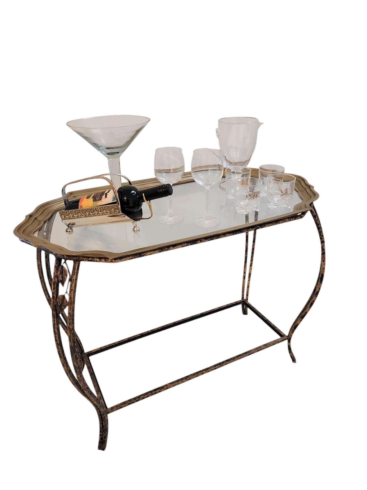 Laiton Table d'appoint / d'appoint à plateau festonné et bordé de laiton en vente
