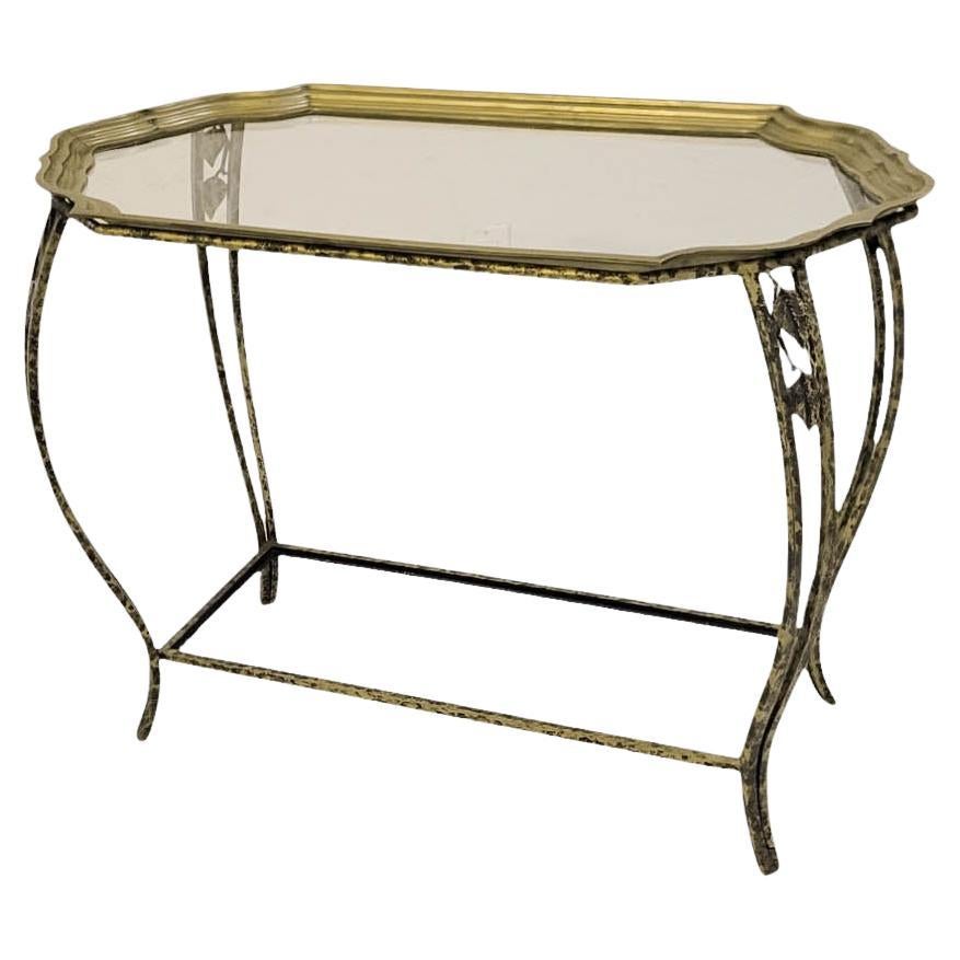 Table d'appoint / d'appoint à plateau festonné et bordé de laiton en vente