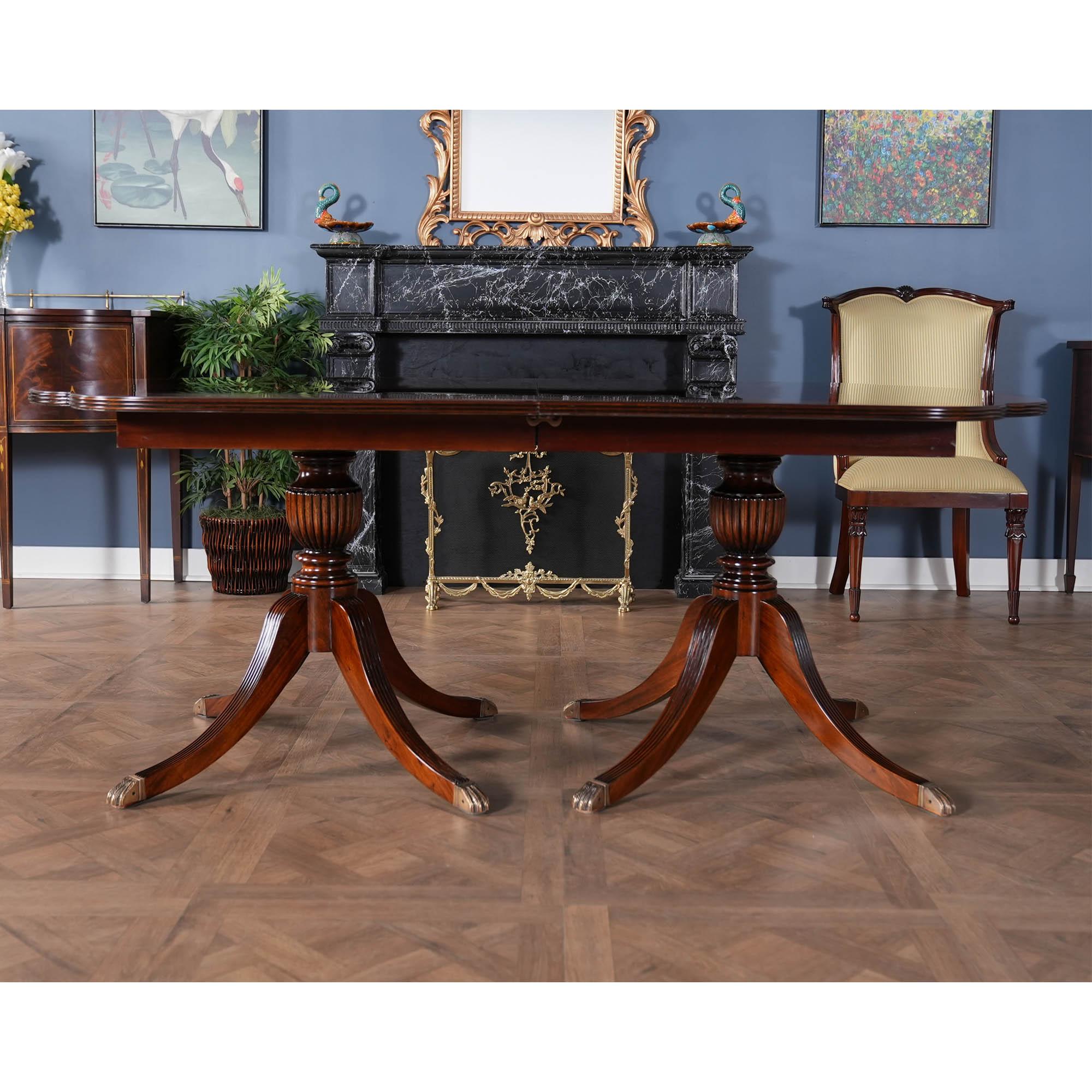 Table de salle à manger en acajou à coins festonnés en vente 1