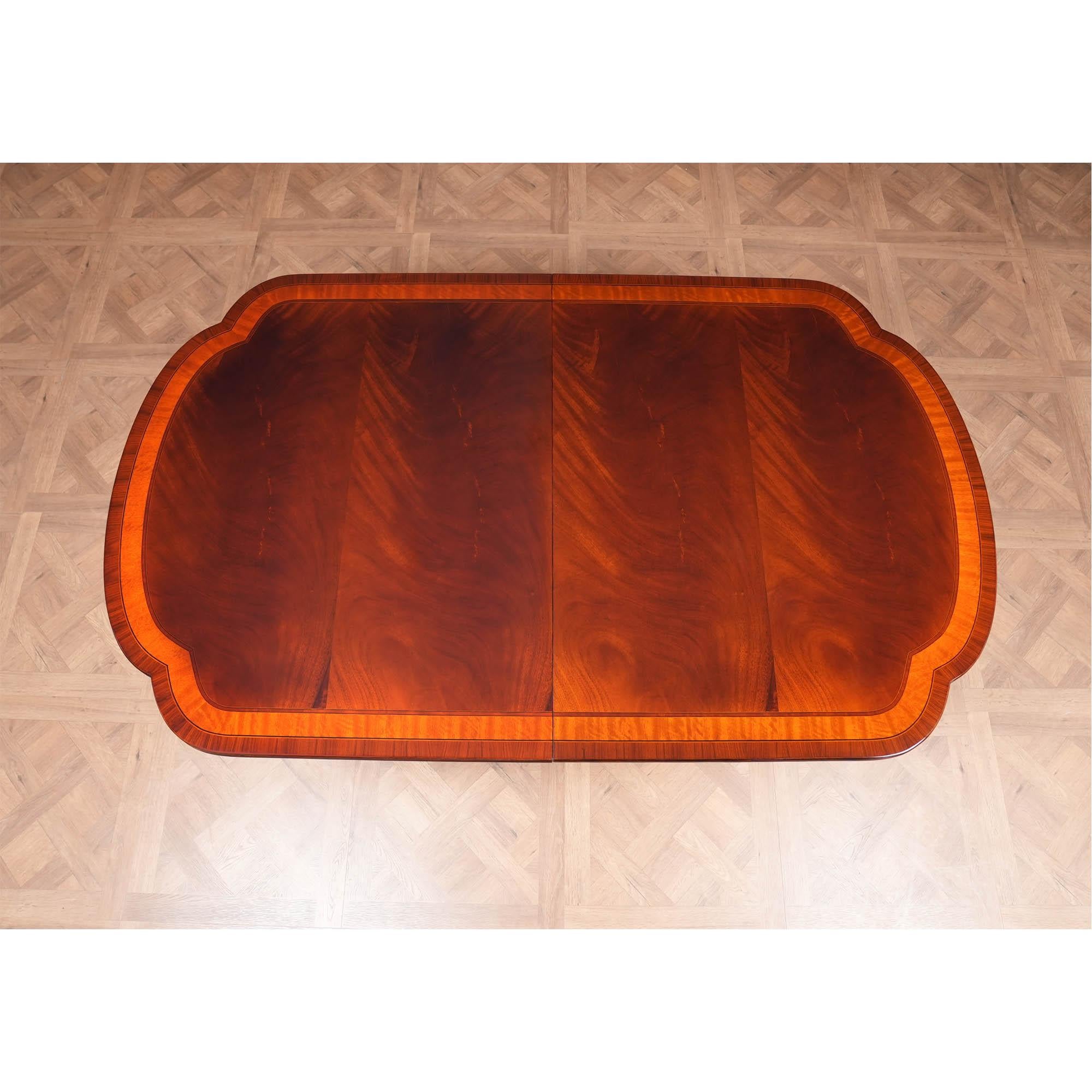 Table de salle à manger en acajou à coins festonnés en vente 2