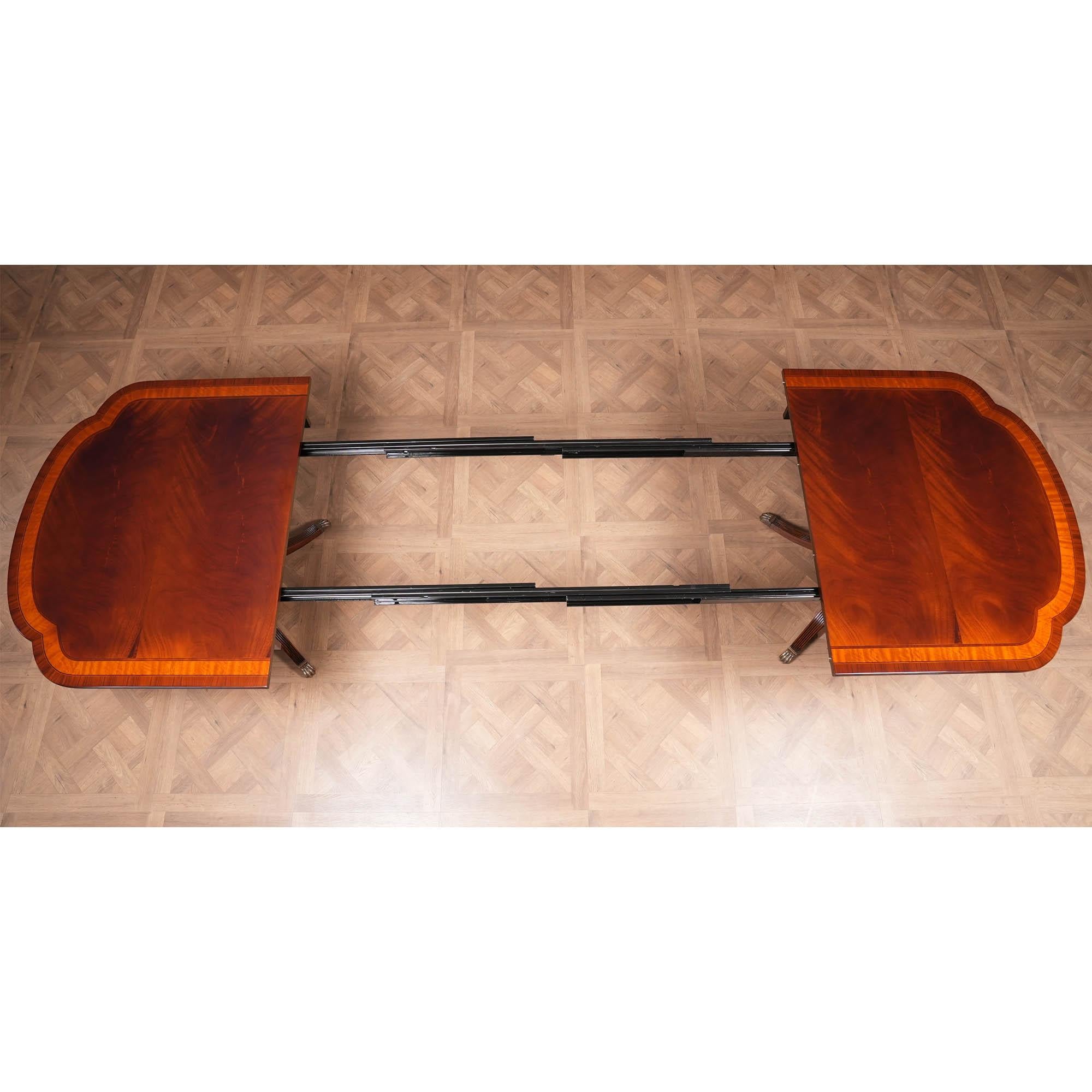 Table de salle à manger en acajou à coins festonnés en vente 4