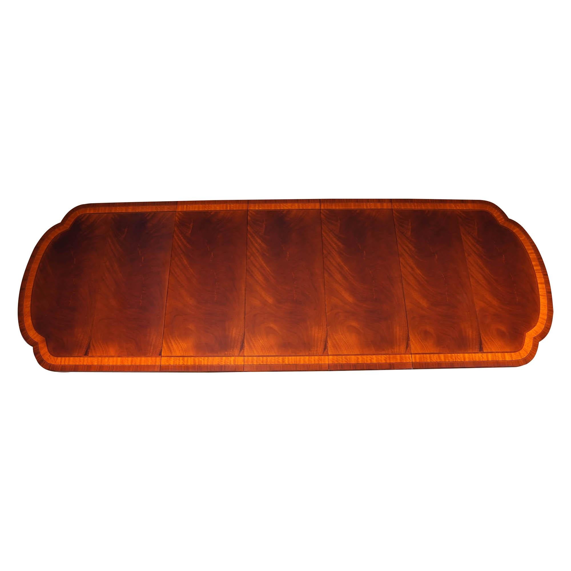 Table de salle à manger en acajou à coins festonnés en vente 6