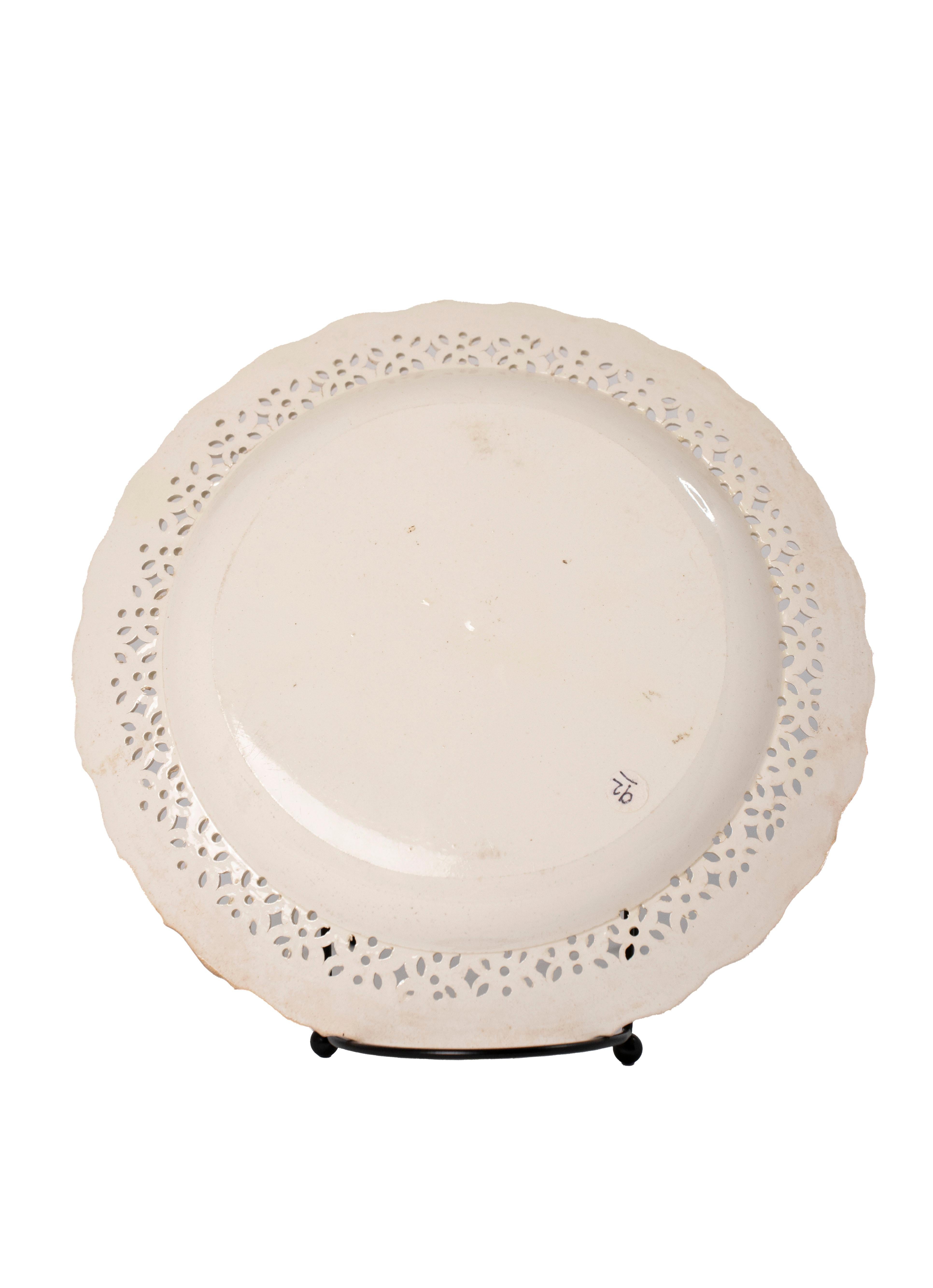Belle assiette à dîner festonnée en creamware avec bord en forme de coquillage, 18e siècle.  Provenant d'une collection new-yorkaise distinguée de Creamware.