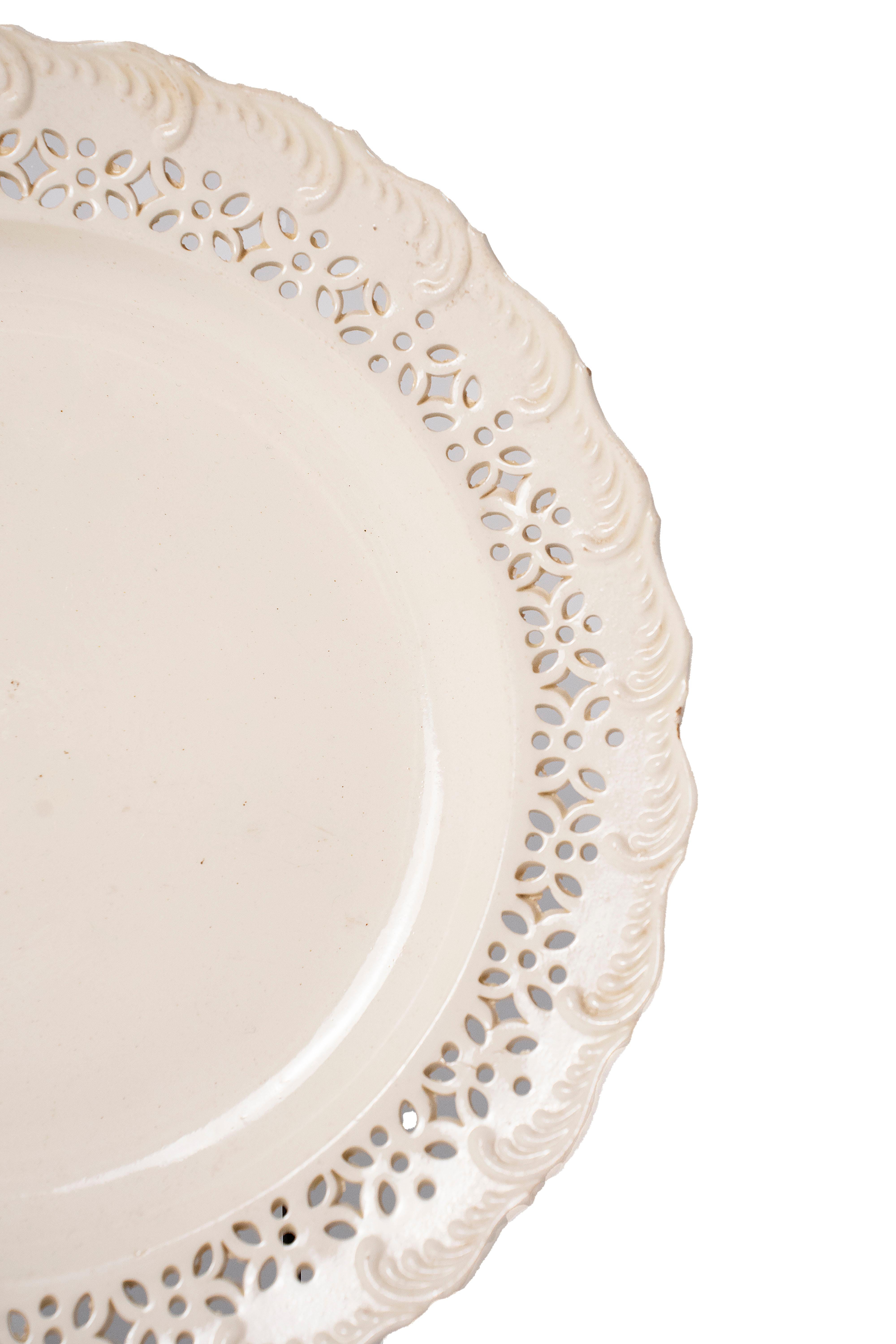 Georgien PLATE DE DINNER CRÉAMWARE SCALLOPED, vers 1780 en vente