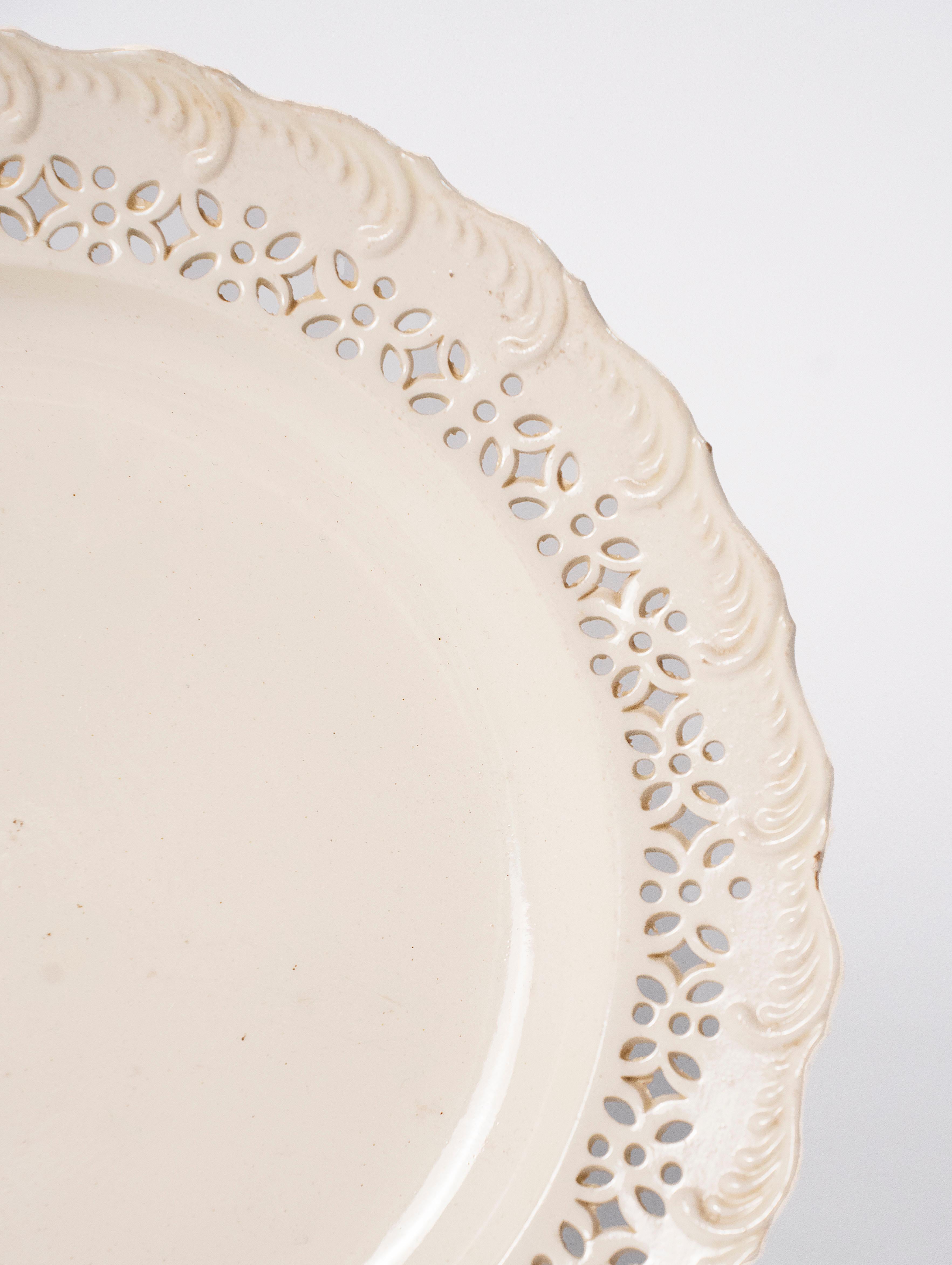 Anglais PLATE DE DINNER CRÉAMWARE SCALLOPED, vers 1780 en vente