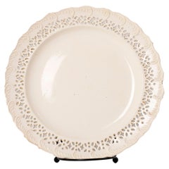PLATO COMEDOR DE CREAMWARE ESCALPADO, Circa 1780