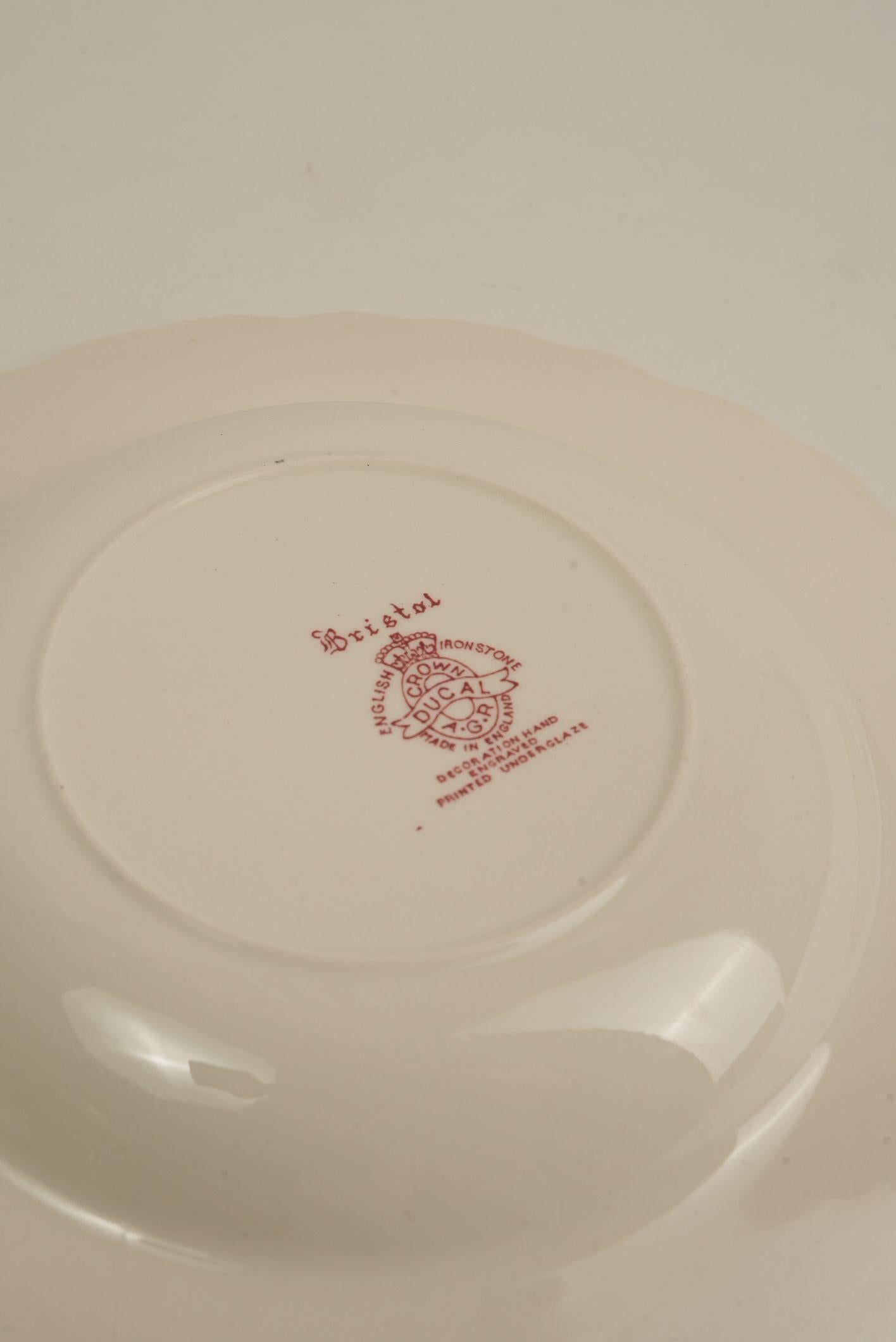 Assiette ducale à couronne festonnée en rose Bristol - Scène de jardin victorienne en vente 3
