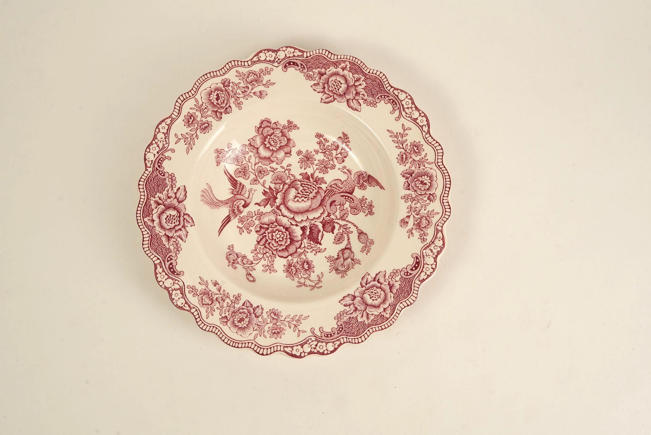 Cette assiette creuse vintage de Crown Ducal présente l'élégance intemporelle de la porcelaine anglaise dans une teinte rare 