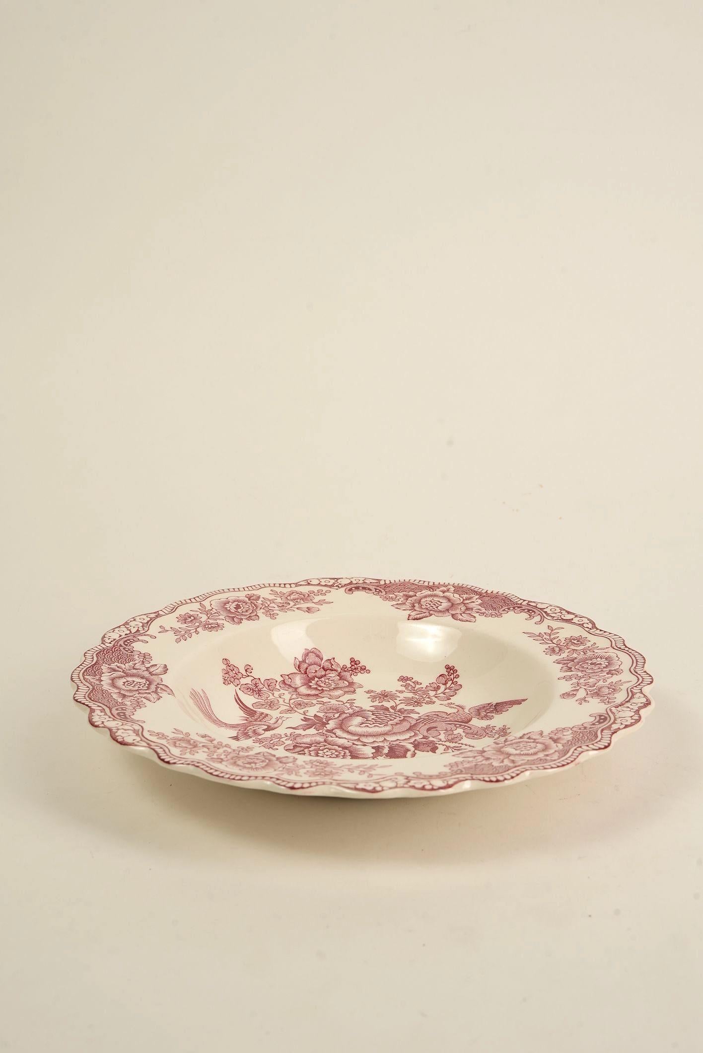 20ième siècle Assiette ducale à couronne festonnée en rose Bristol - Scène de jardin victorienne en vente