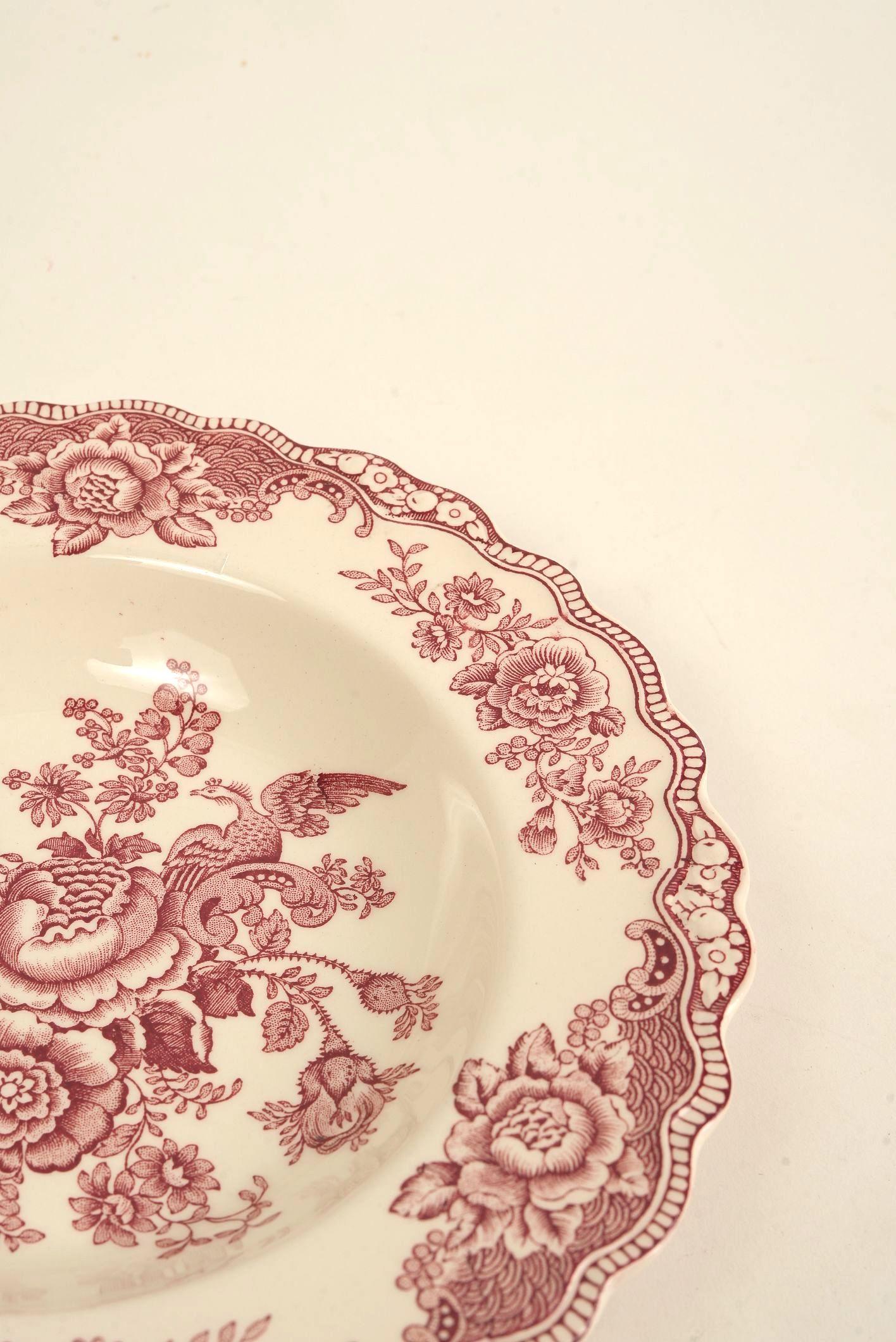 Poterie Assiette ducale à couronne festonnée en rose Bristol - Scène de jardin victorienne en vente