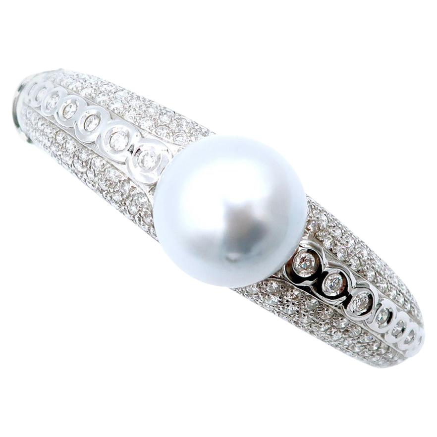 Scalloped Detail Diamond 18 Karat Gold Bangle and White South Sea Pearl For Sale