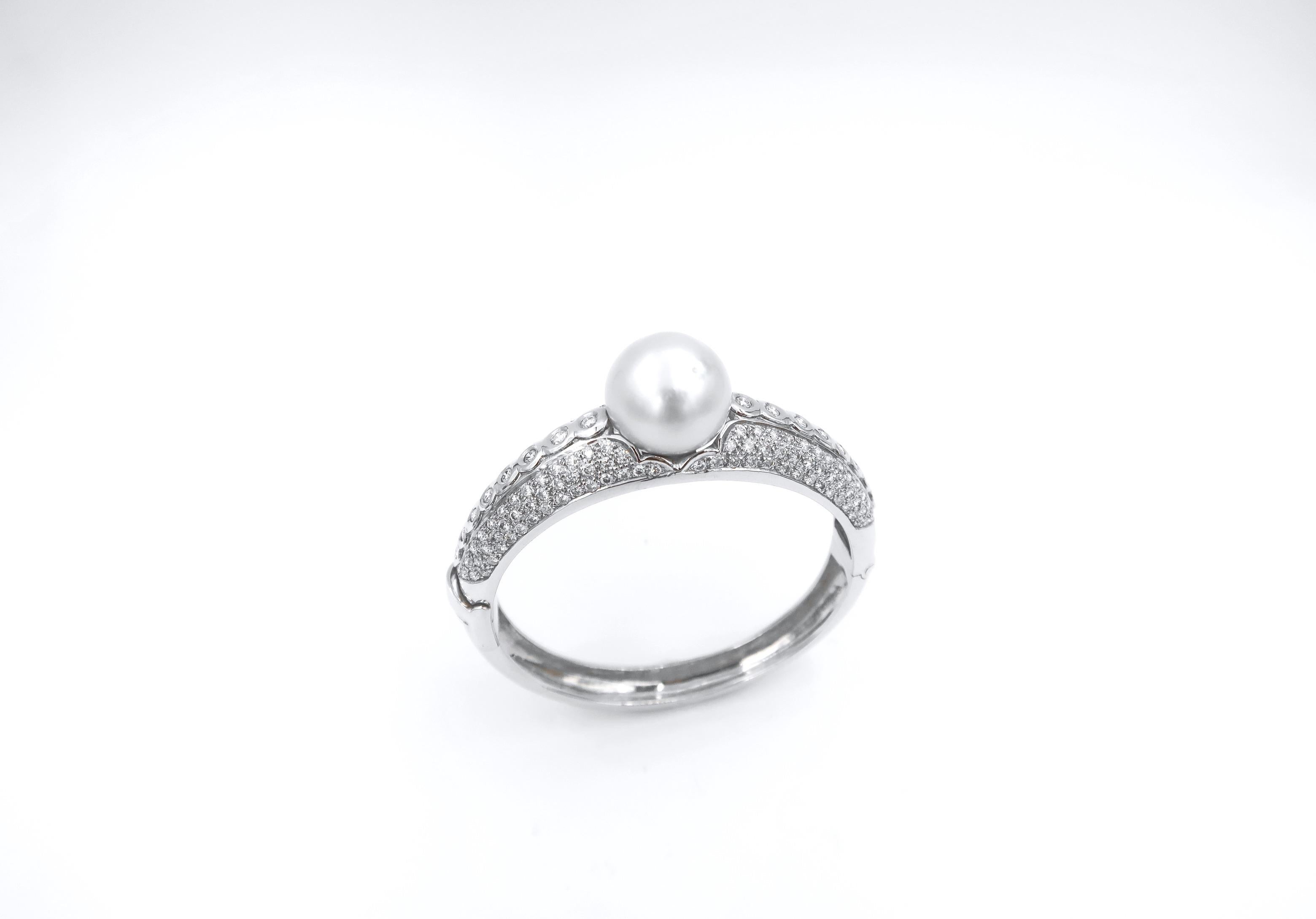 Scalloped Detail Diamond Bangle with White South Sea Pearl in 18K White Gold

Gold: 18K White Gold 54.8g.
Diamond: 5.96cts.
Pearl: South Sea Pearl 1 pc.