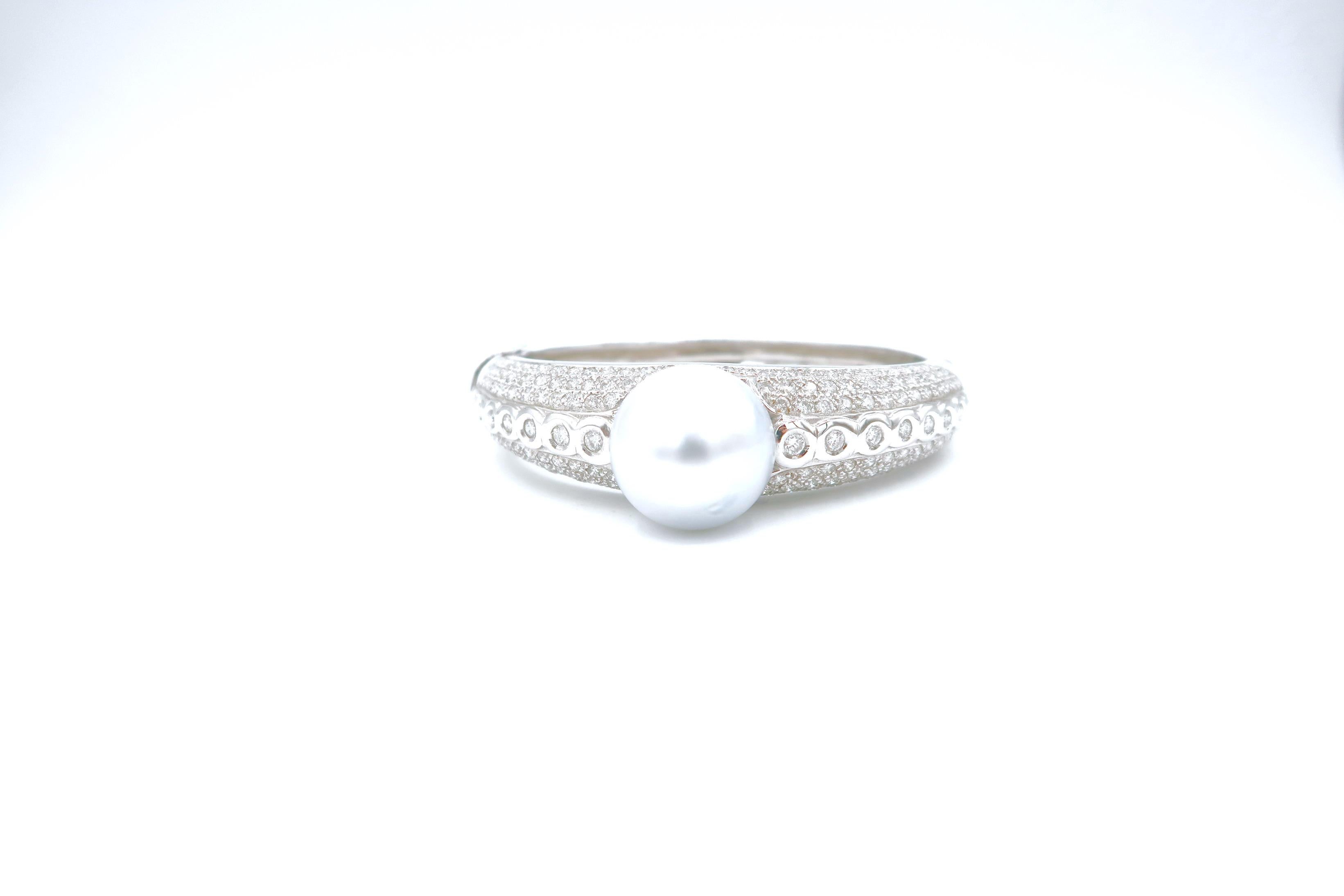 Contemporary Scalloped Detail Diamond 18 Karat Gold Bangle and White South Sea Pearl For Sale