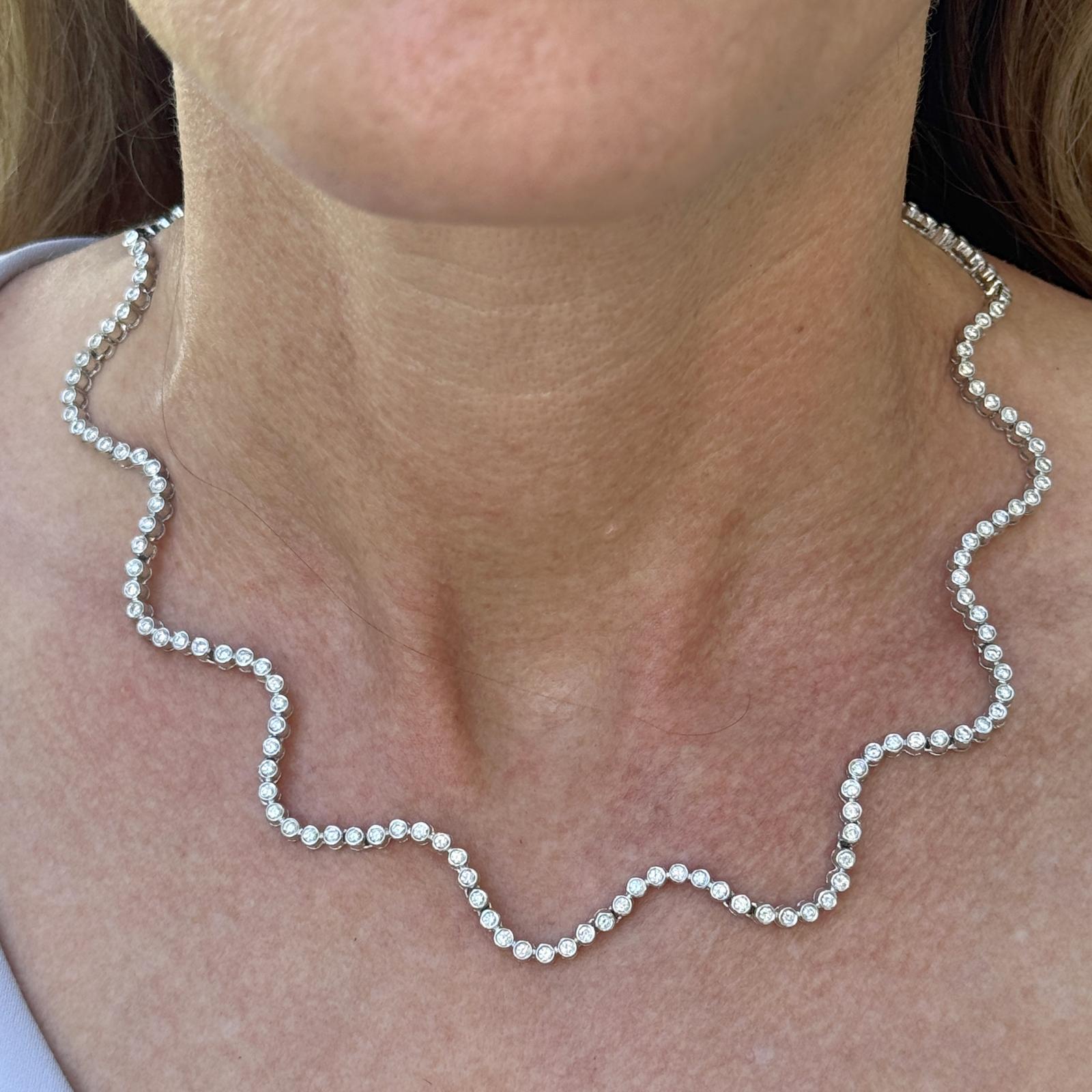 Elegante con un toque de encanto de inspiración vintage, este collar tenis de 16 pulgadas está elaborado en luminoso oro blanco de 18 quilates y presenta aproximadamente 5,00 quilates de peso total de diamantes redondos de talla brillante en color