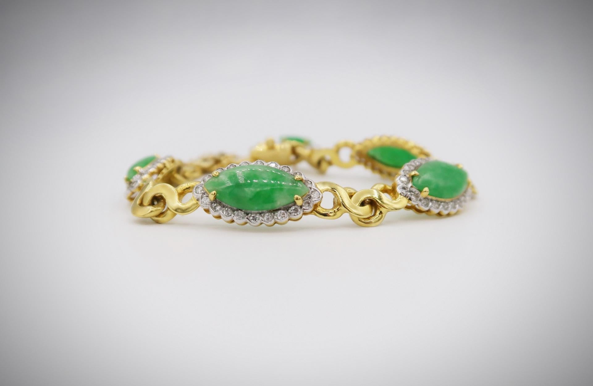 Cabochon Marquise Apple Green Untreated Old Mine Burmese Jadeite Jade Bracelet in 22K Gold with Diamond Scalloped Edge.

Diamond: Round Brillant, 2.82 ct
Gold: 22K Gold, 20.0 g

Length: 7 inches