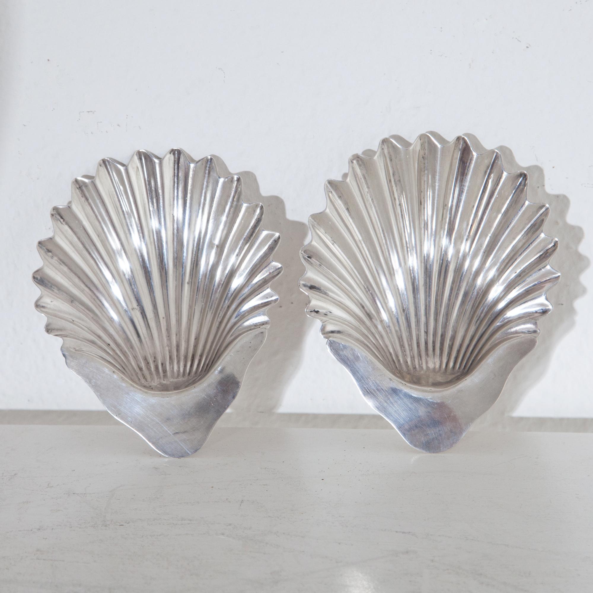 Pair of flat scalloped dishes made of silver (51g and 58g), each standing on three ball feet. Reverse stamped London, Gold & Silversmith Co., date letter g for 1902.