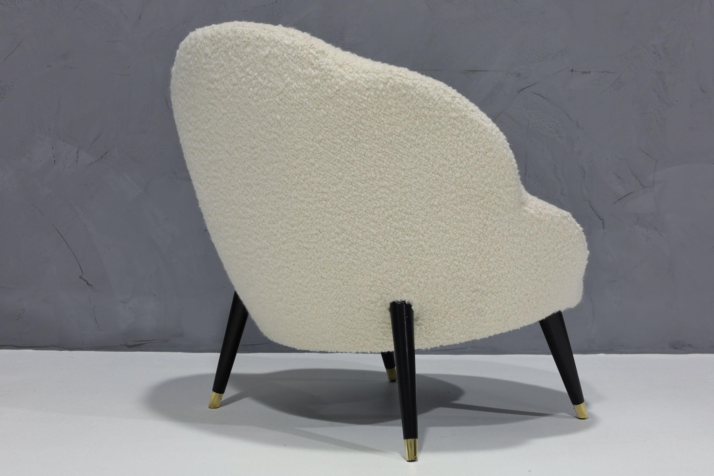 Scalloped Edge Lounge Chair in Designer Boucle' In Good Condition For Sale In Dallas, TX