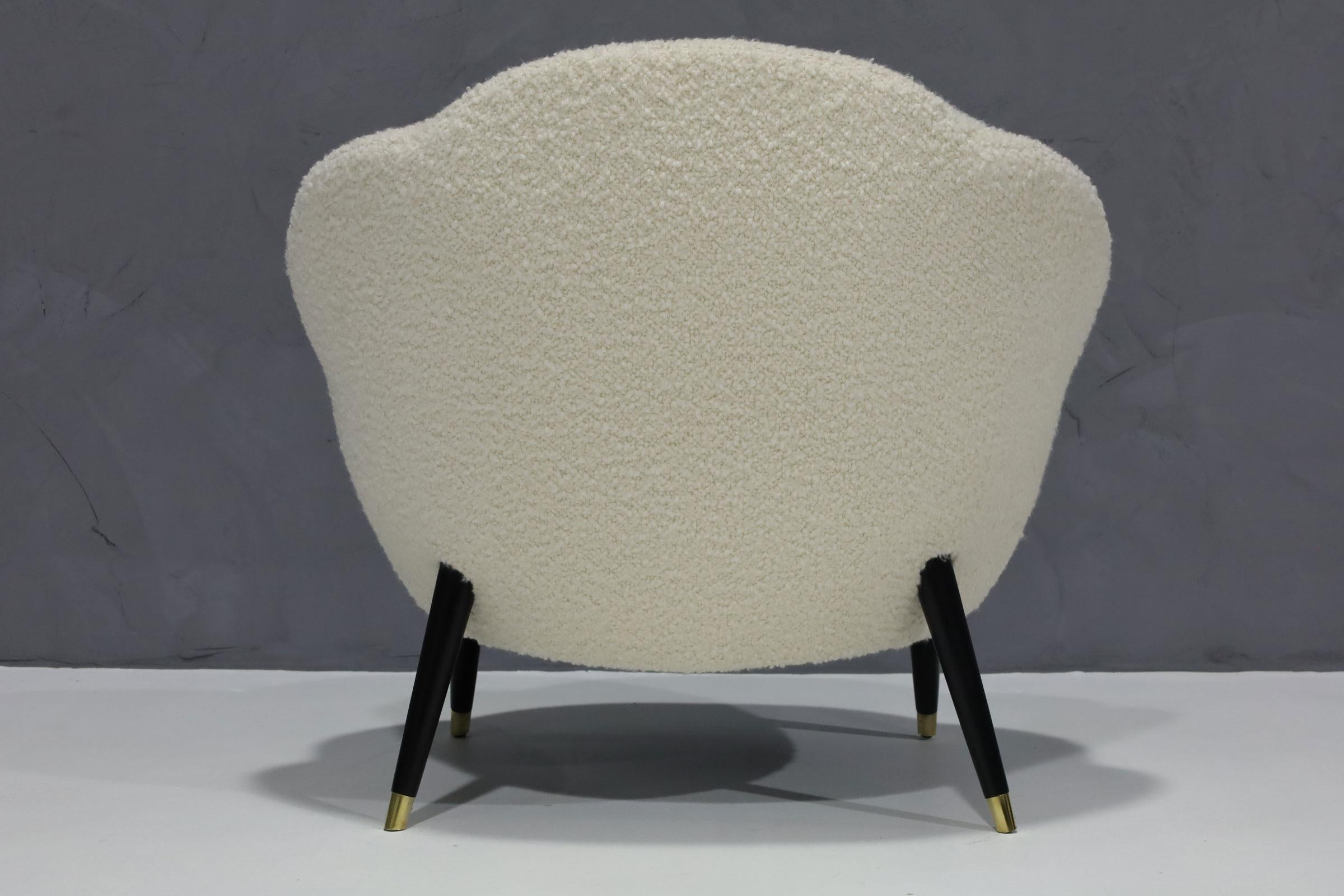 20th Century Scalloped Edge Lounge Chair in Designer Boucle' For Sale