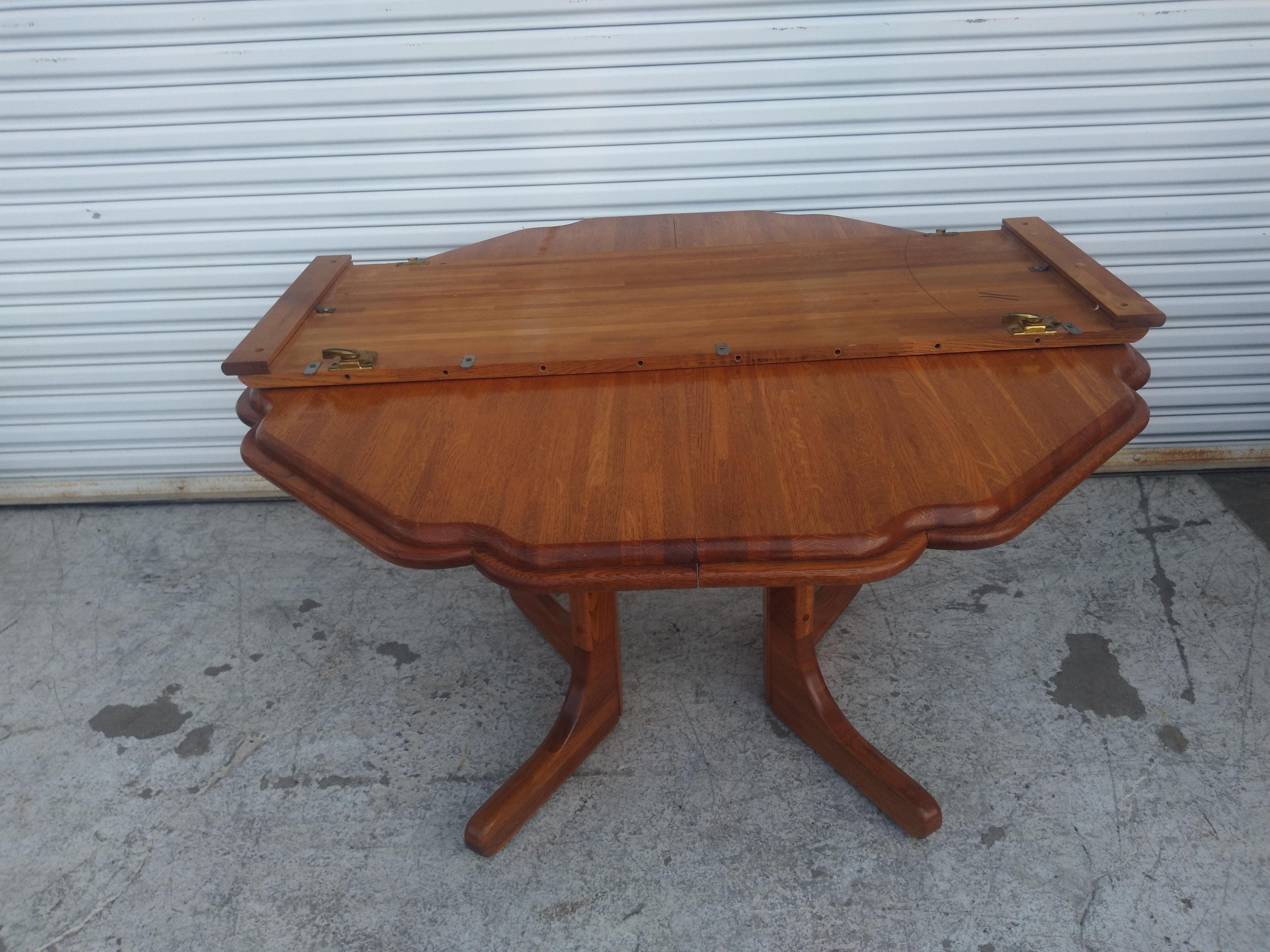 Mid-Century Modern Table de salle à manger en teck massif à bord festonné et à abattant en vente