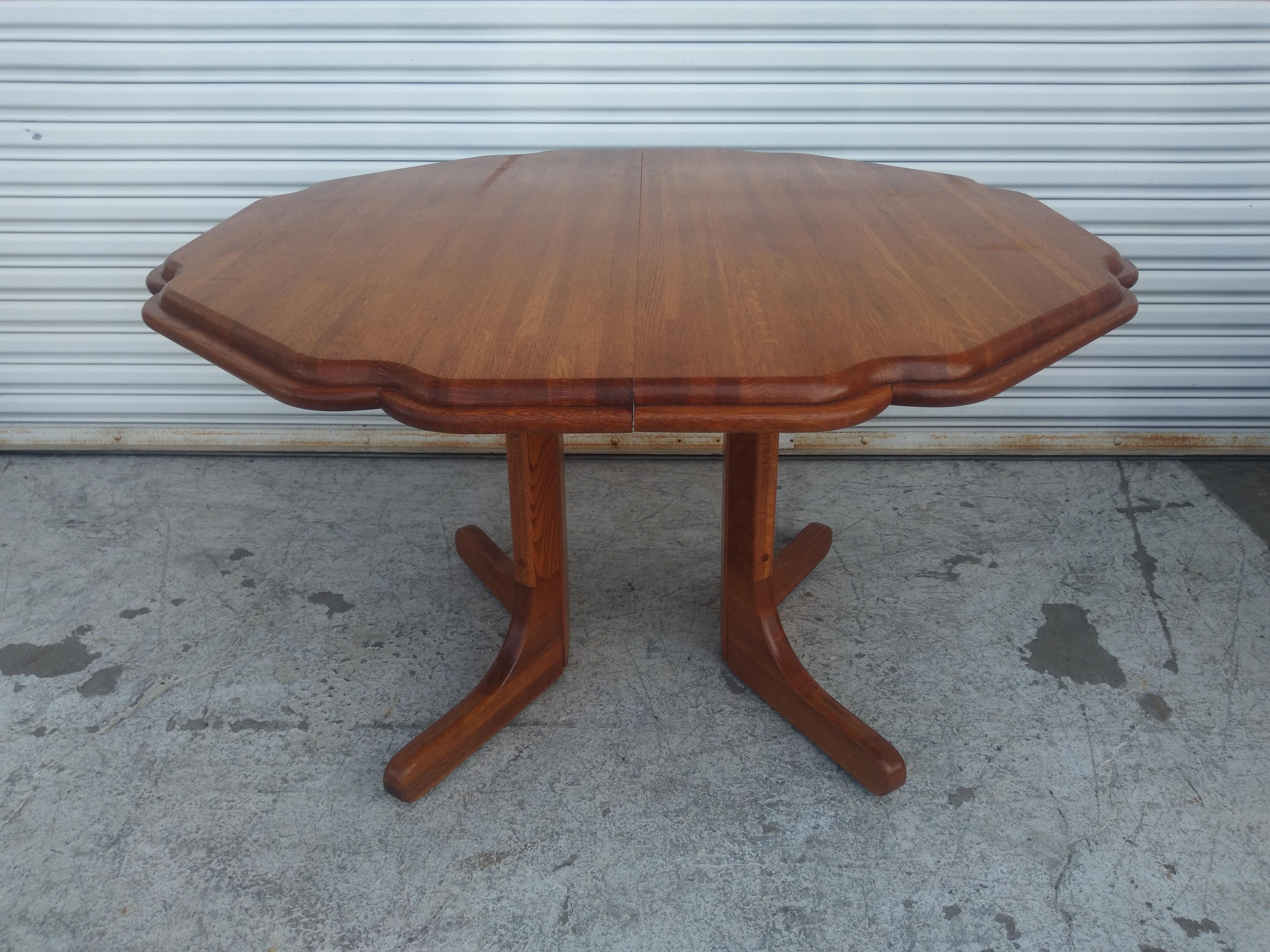 Table de salle à manger en teck massif à bord festonné et à abattant Bon état - En vente à Pasadena, TX