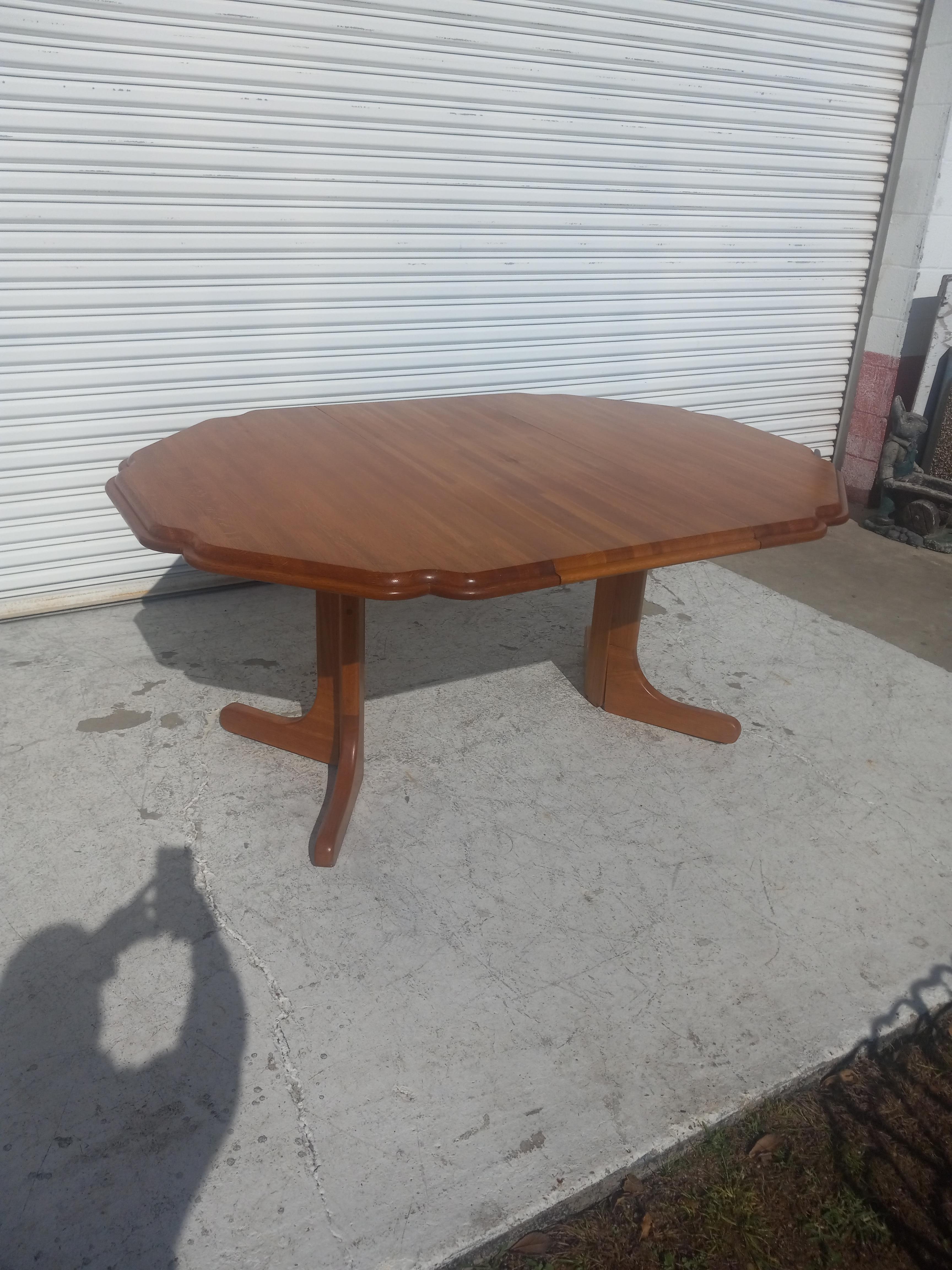 Table de salle à manger en teck massif à bord festonné et à abattant en vente 1