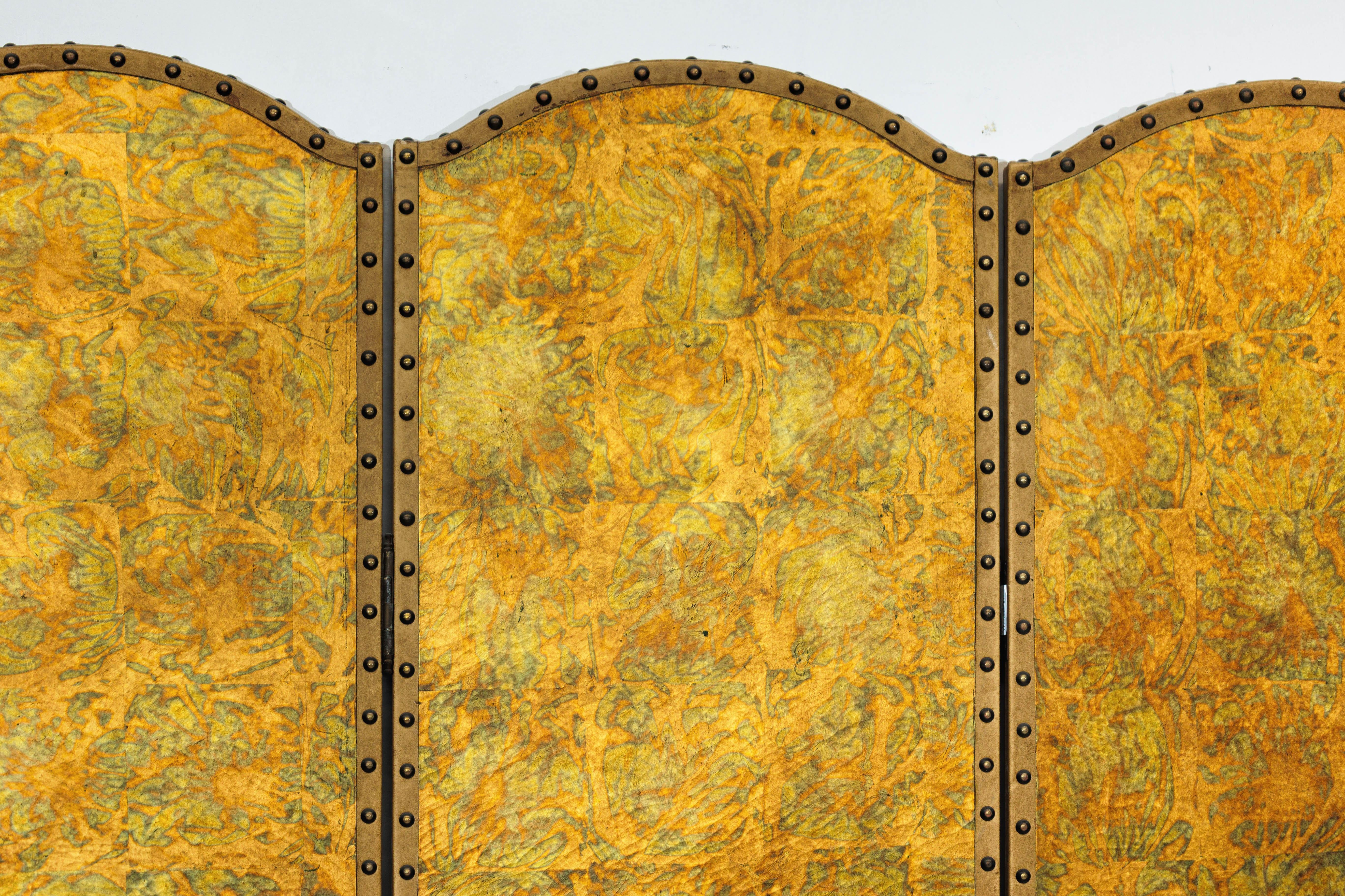 Paravento a quattro pannelli smerlati in foglia d'oro anticato con decorazioni a chiodo in vendita 3