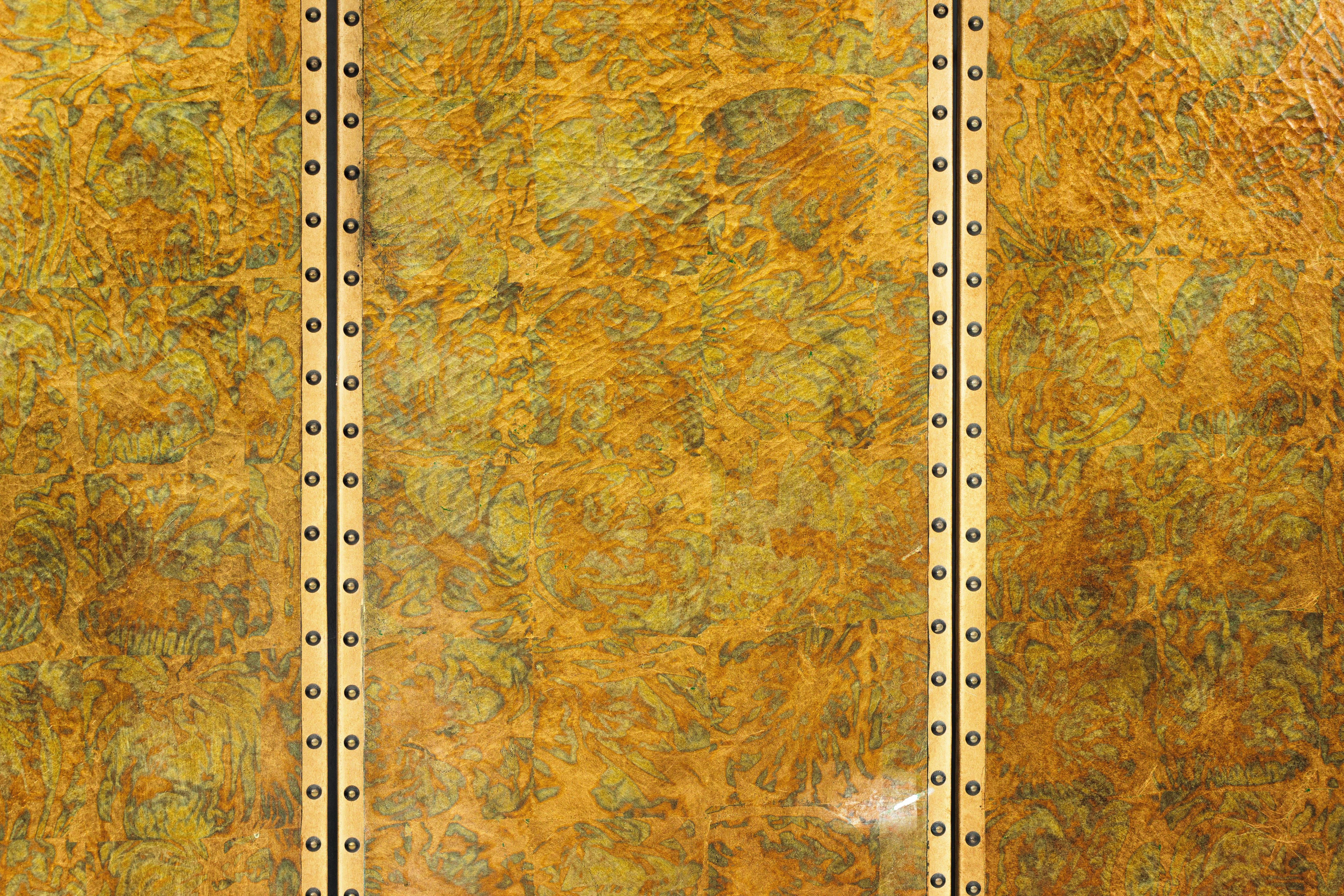 Paravento a quattro pannelli smerlati in foglia d'oro anticato con decorazioni a chiodo in vendita 4