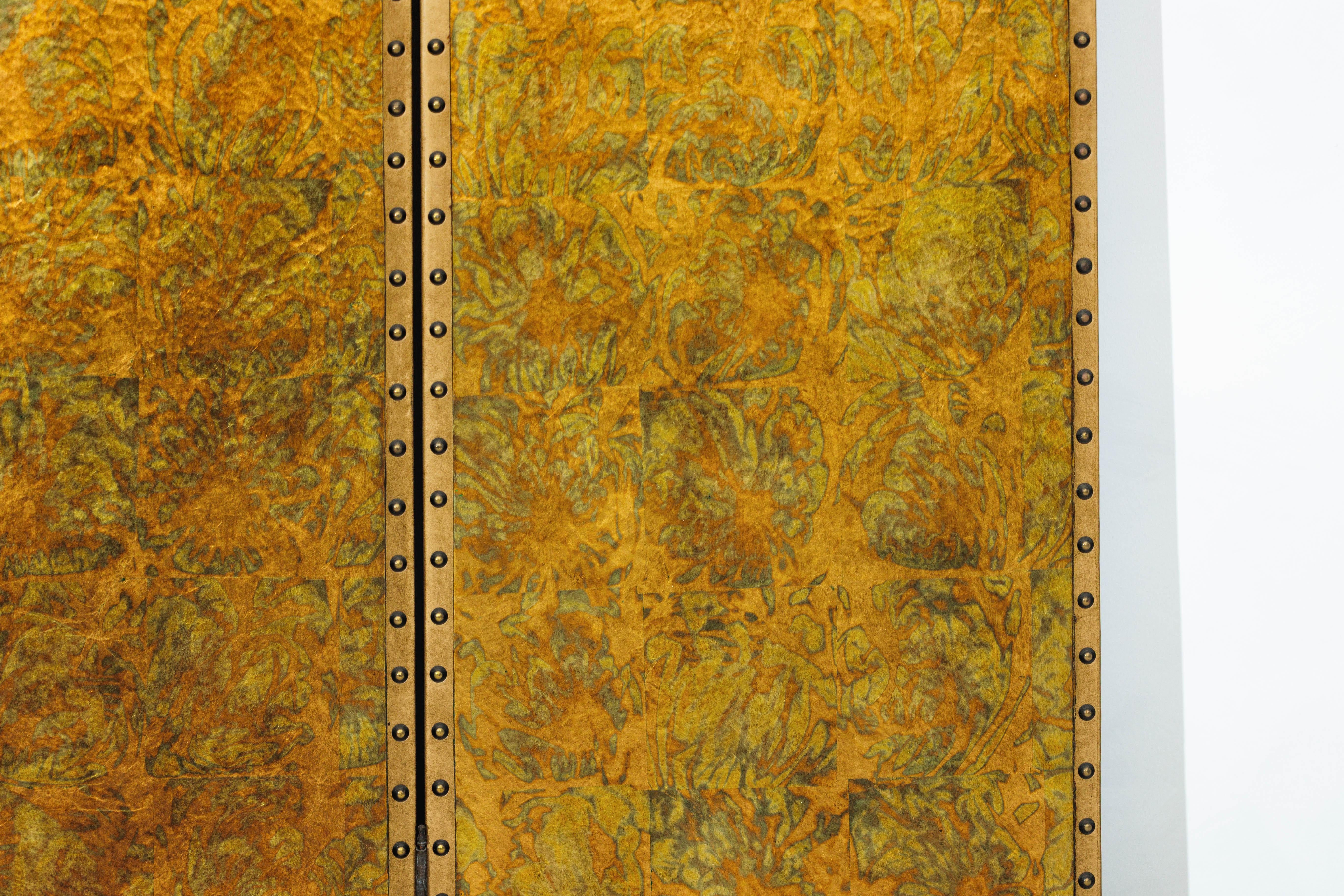 Paravento a quattro pannelli smerlati in foglia d'oro anticato con decorazioni a chiodo in vendita 6