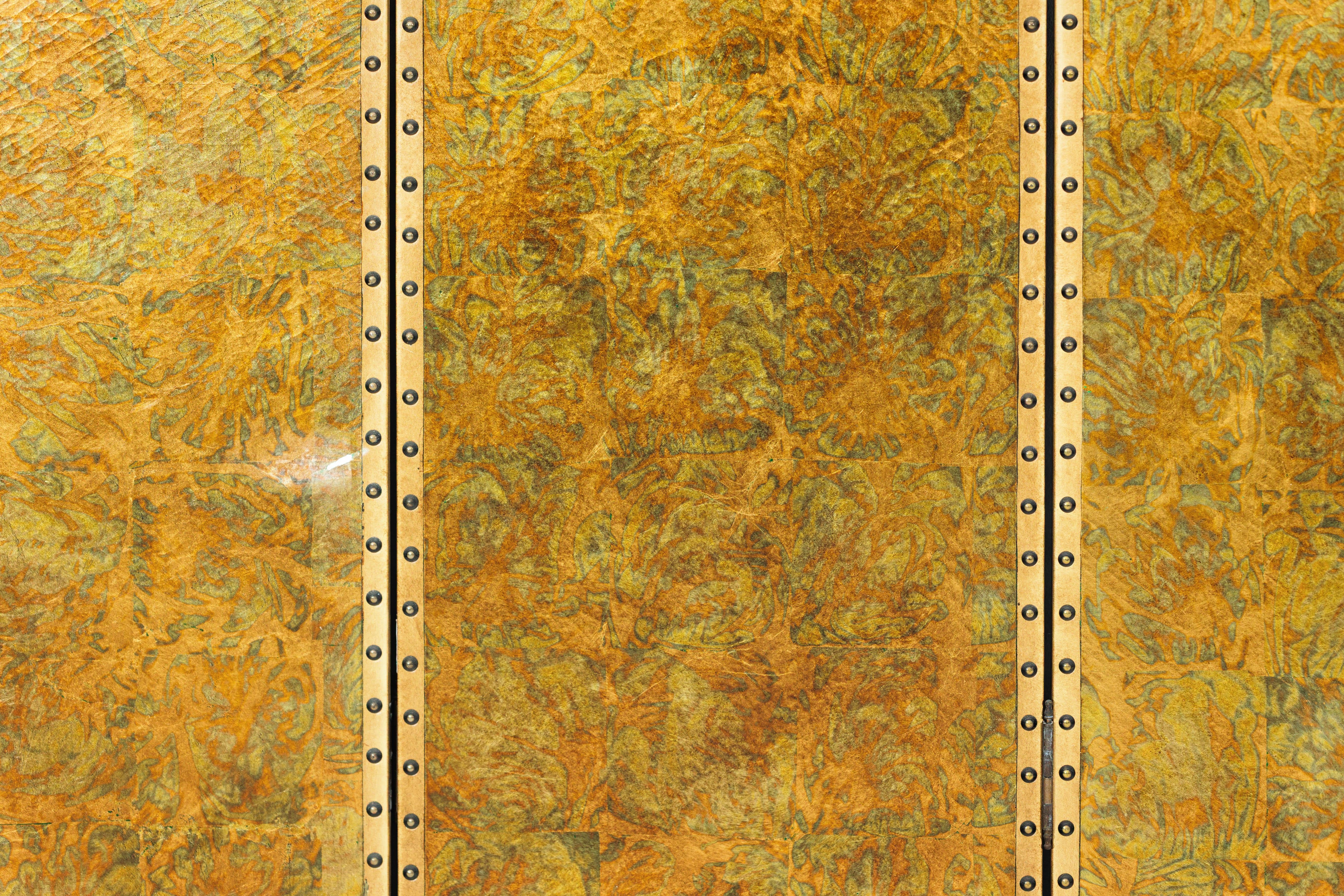 Paravento a quattro pannelli smerlati in foglia d'oro anticato con decorazioni a chiodo in vendita 7