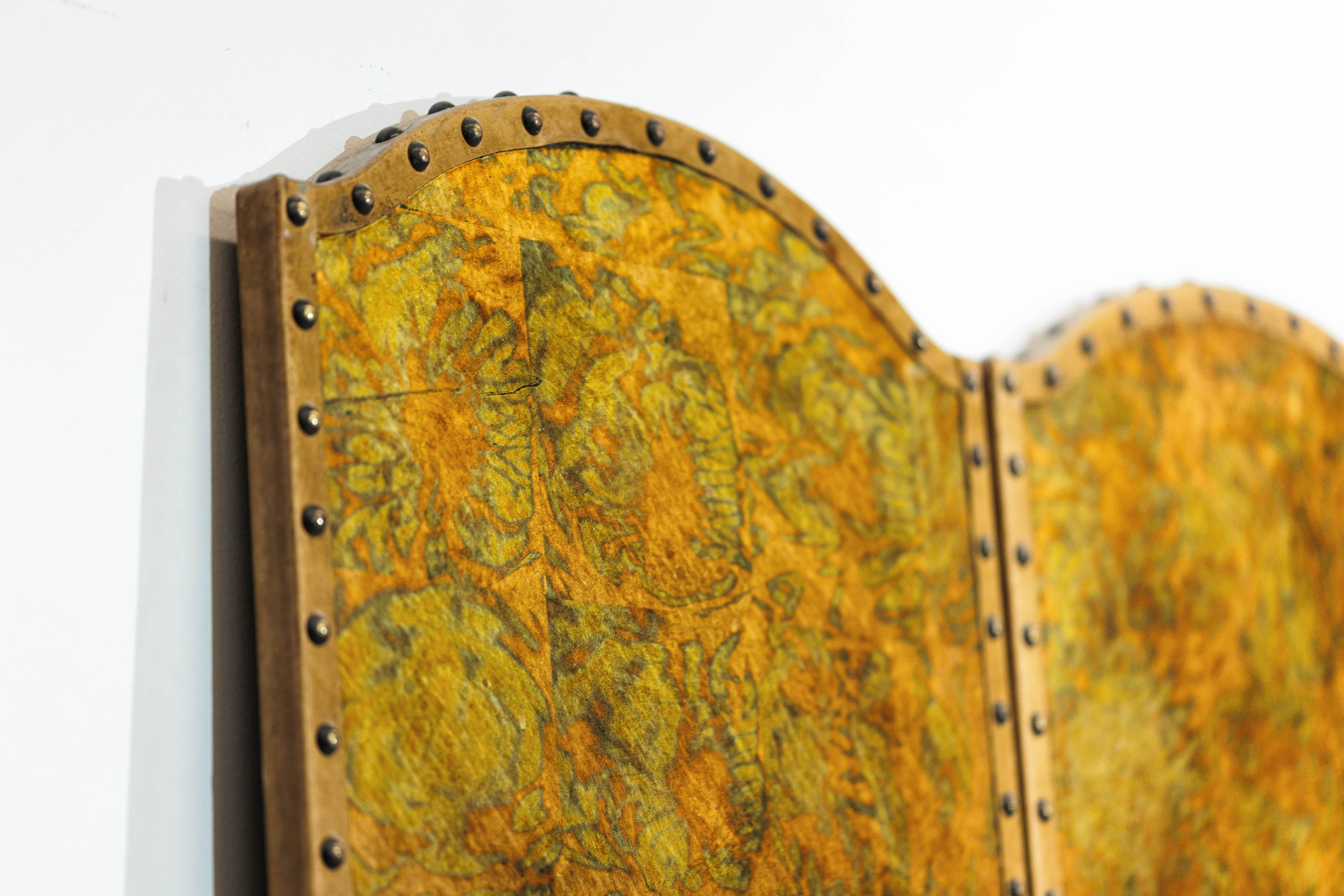 Paravento a quattro pannelli smerlati in foglia d'oro anticato con decorazioni a chiodo in vendita 9
