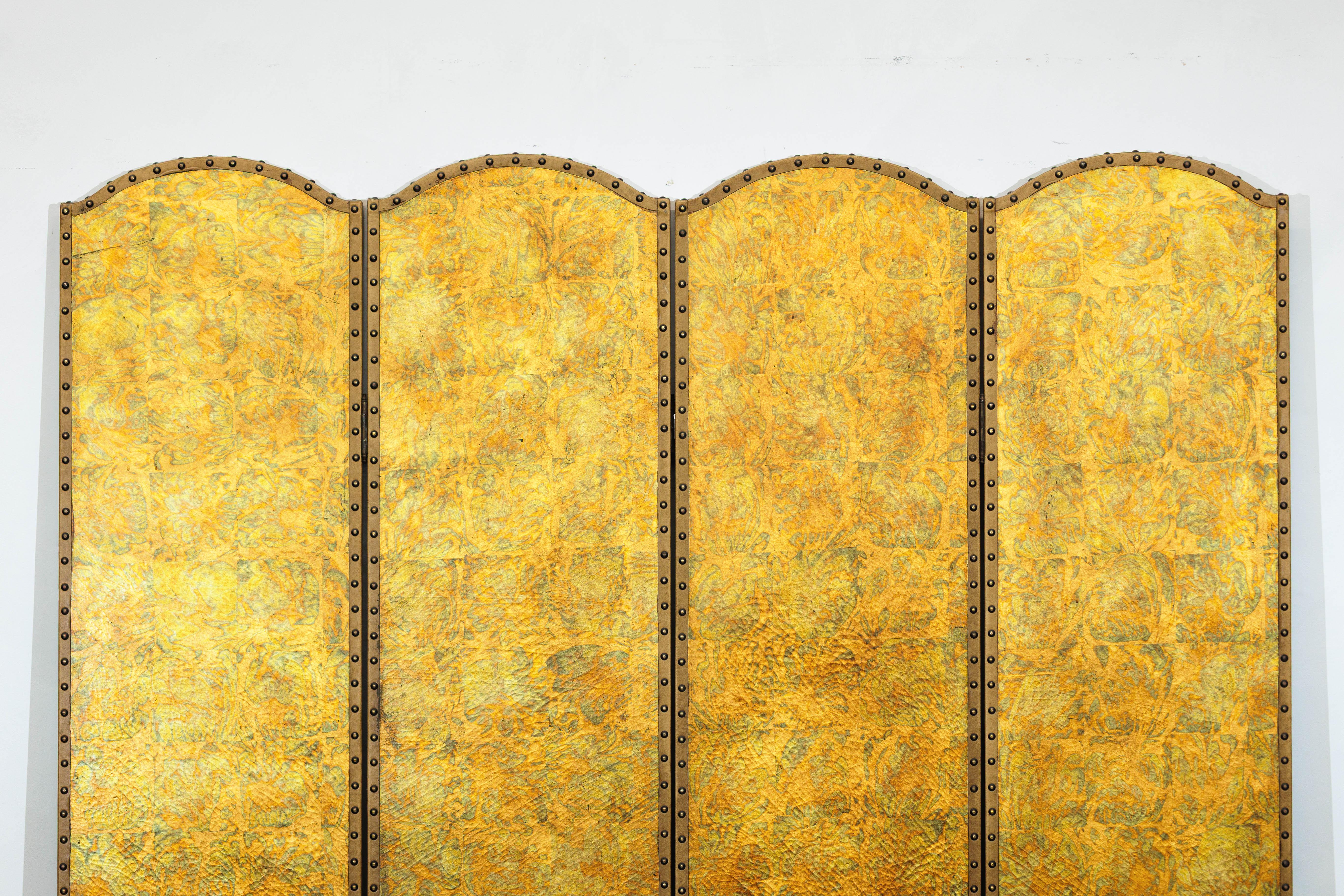 Cinese Paravento a quattro pannelli smerlati in foglia d'oro anticato con decorazioni a chiodo in vendita