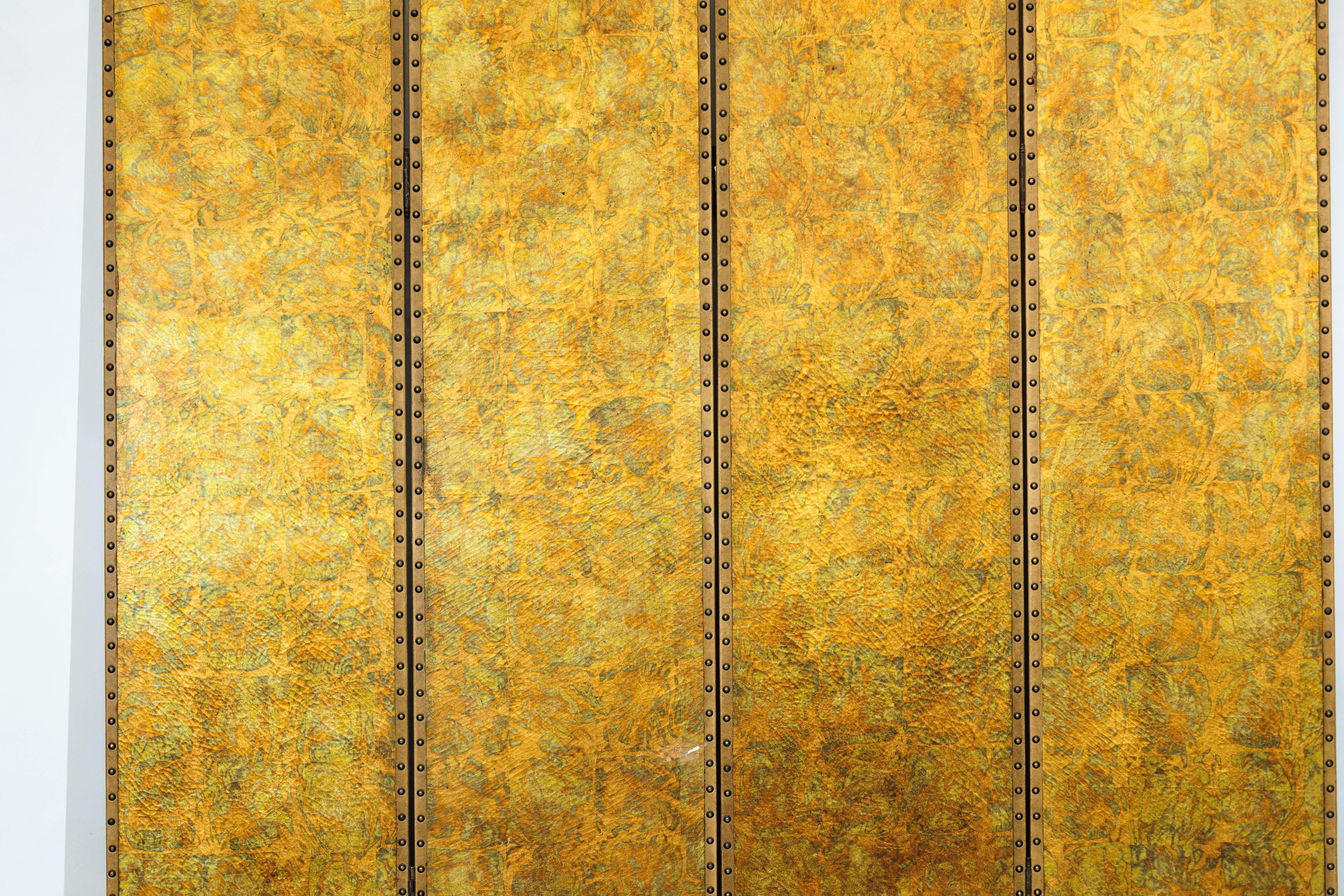 Dorato Paravento a quattro pannelli smerlati in foglia d'oro anticato con decorazioni a chiodo in vendita