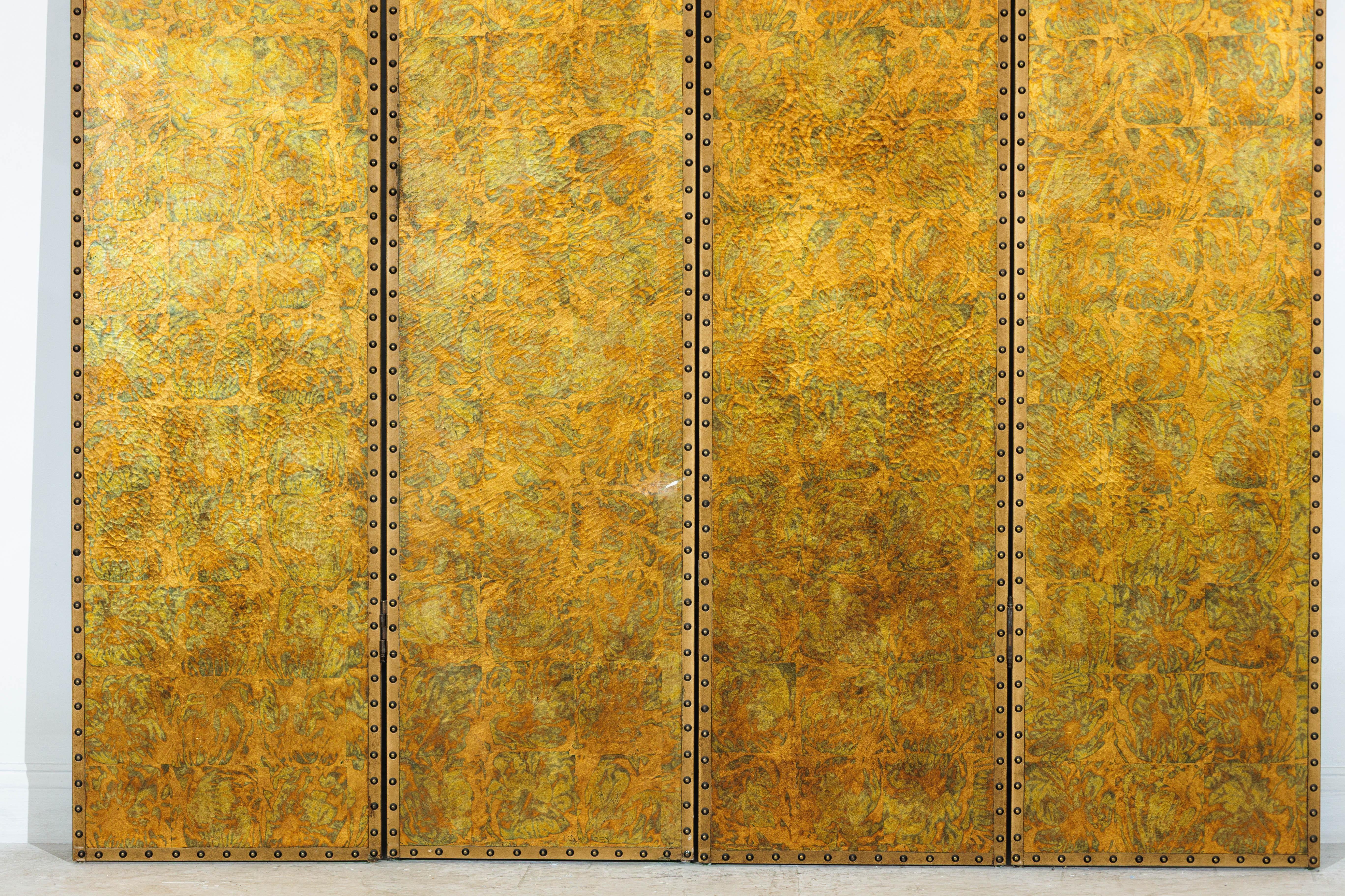 Paravento a quattro pannelli smerlati in foglia d'oro anticato con decorazioni a chiodo In condizioni buone in vendita a Yonkers, NY