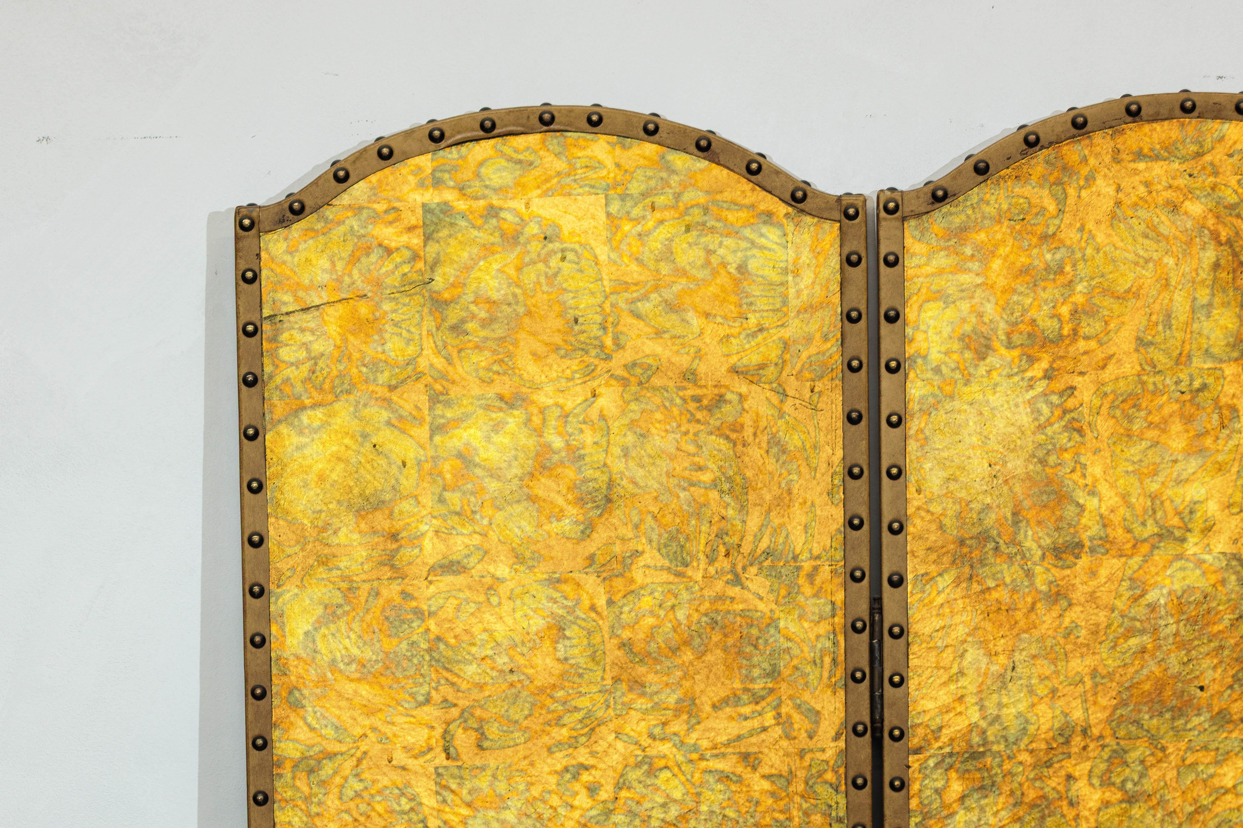 XX secolo Paravento a quattro pannelli smerlati in foglia d'oro anticato con decorazioni a chiodo in vendita