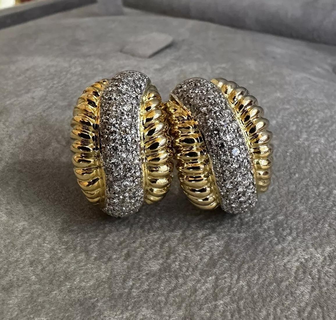 Scalloped Gold and Diamond Pave Half Hoop Earrings in 18k Yellow Gold In Excellent Condition For Sale In La Jolla, CA