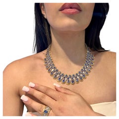 Collare con pizzo smerlato in oro 18 carati con diamante e zaffiro blu fiordaliso