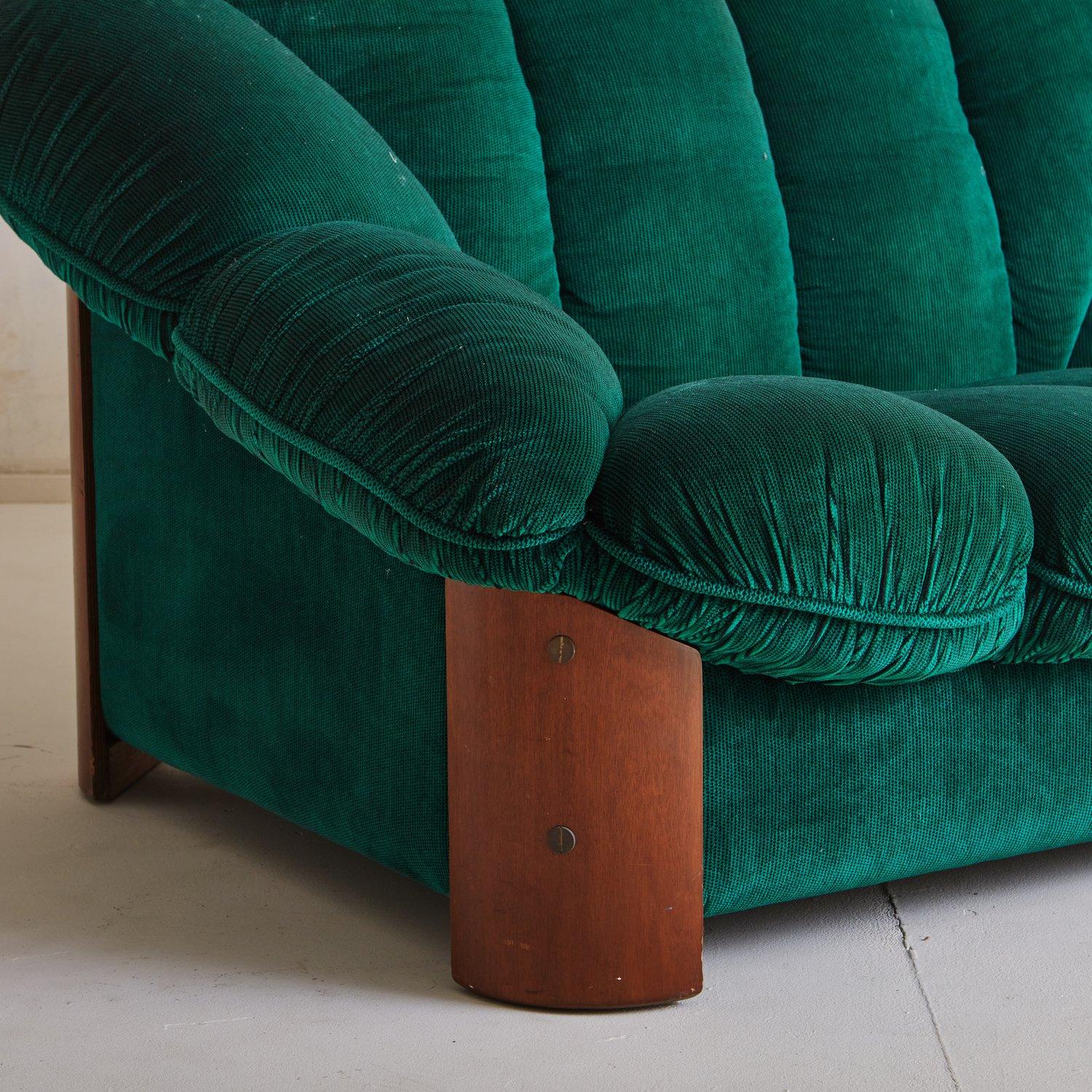 Scalloped Loveseat in Green Velvet, Italy 20th Century In Good Condition In Chicago, IL