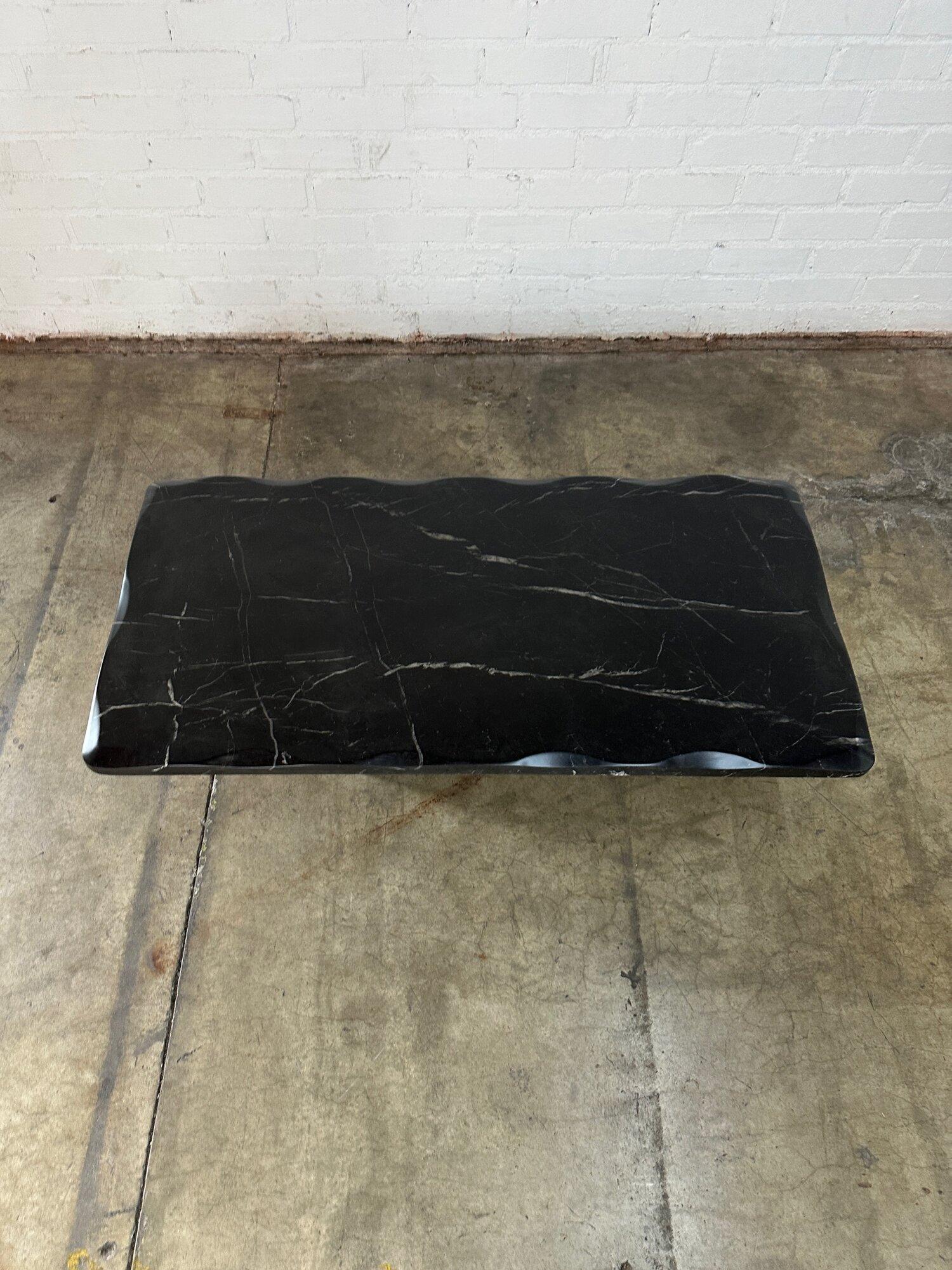 Scalloped Marble coffee table In Good Condition For Sale In Los Angeles, CA