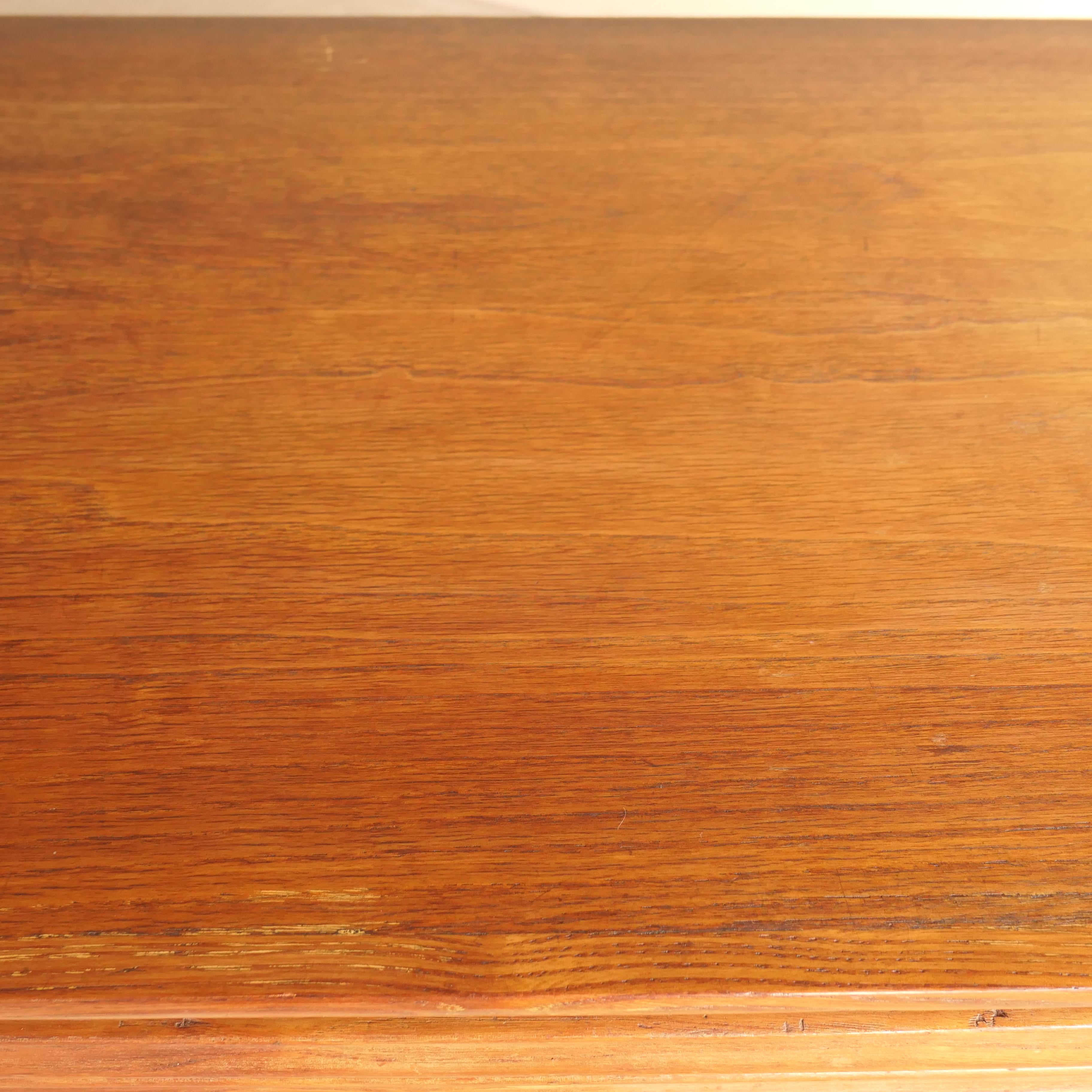 Italian Scalloped Mid Century Console / Sideboard For Sale