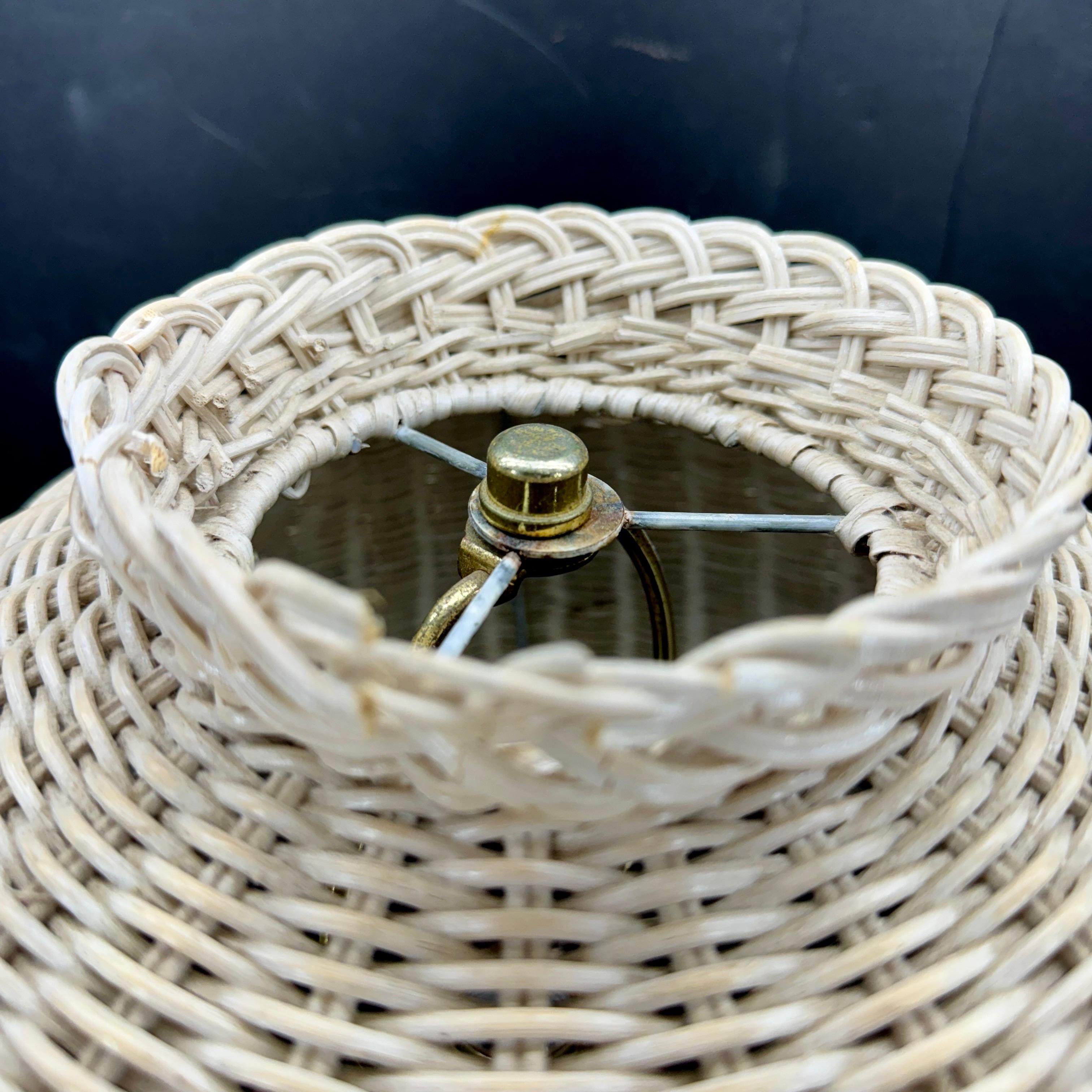 Scalloped Mid-Century White Painted Wicker Table Lamp For Sale 2