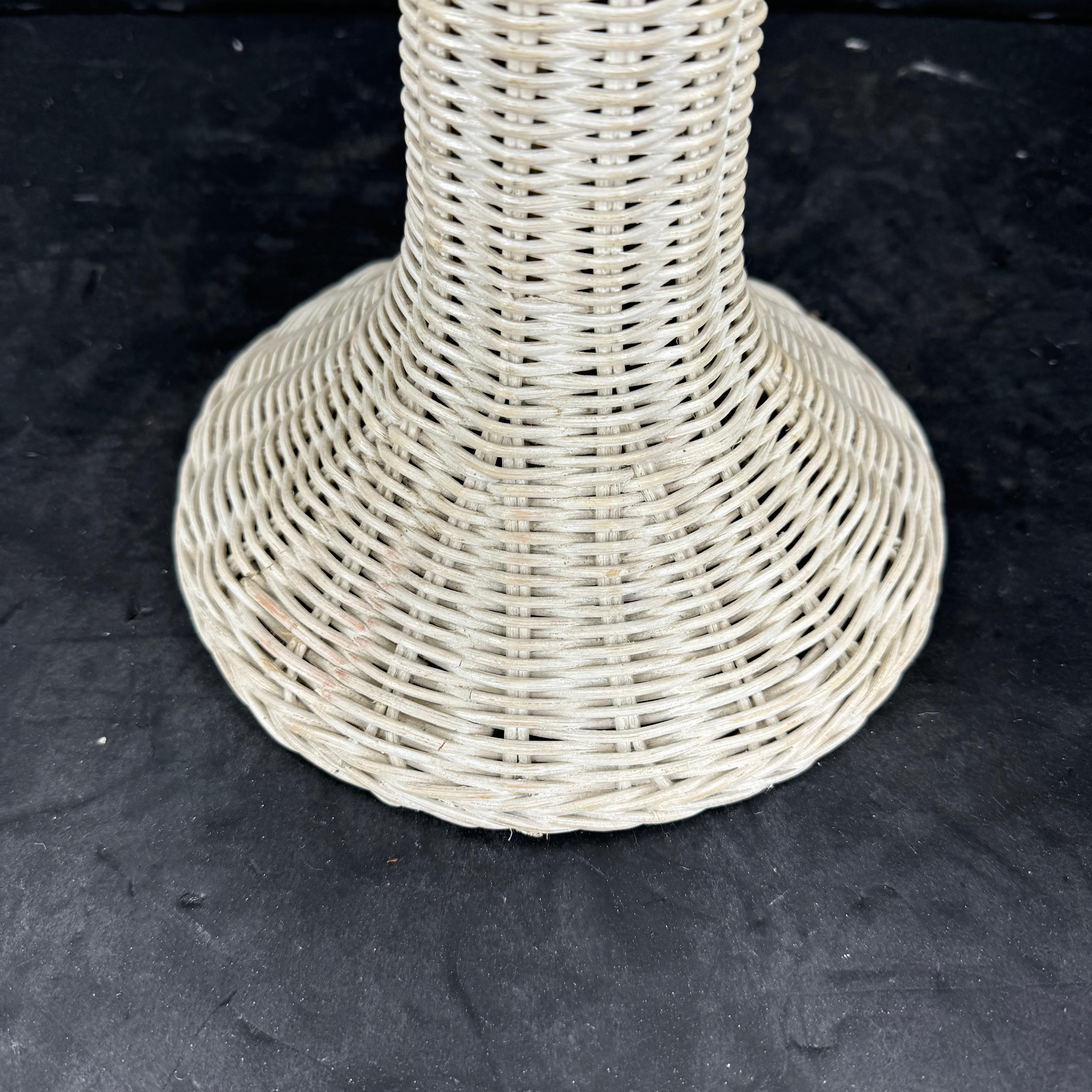 Hollywood Regency Scalloped Mid-Century White Painted Wicker Table Lamp For Sale