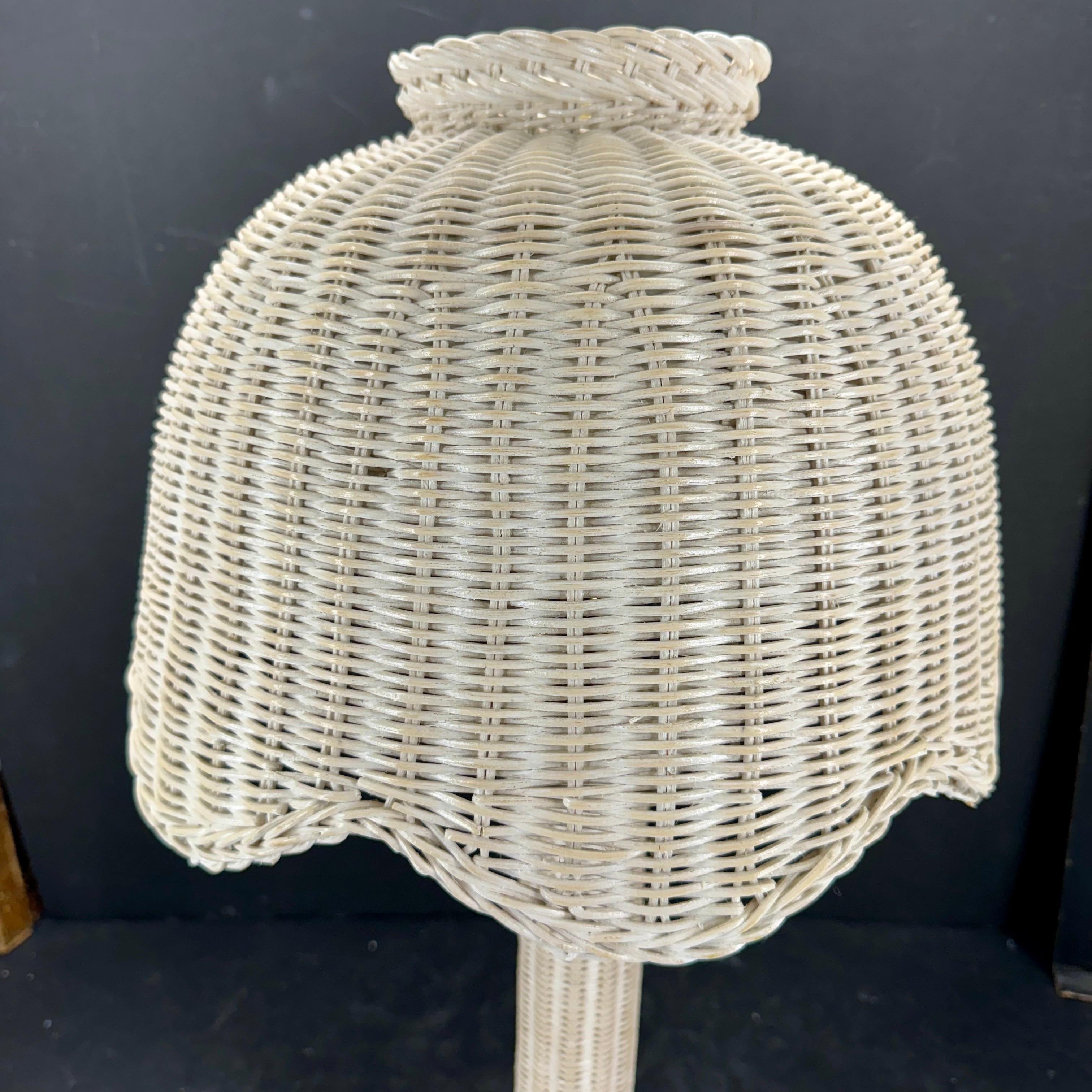 Hand-Crafted Scalloped Mid-Century White Painted Wicker Table Lamp For Sale
