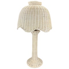 Weiß lackierte Weidengeflecht-Tischlampe mit Wellenschliff aus der Mitte des Jahrhunderts