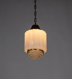 Deko-Pendelleuchte aus gewelltem Milchglas mit ungewöhnlichem Diffusor aus Pressglas mit Wellenschliff