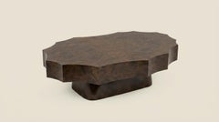 Monolithischer Couchtisch mit gewelltem Rand, Walnusswurzelholz in Hochglanz – sanftes brutalistisches Design