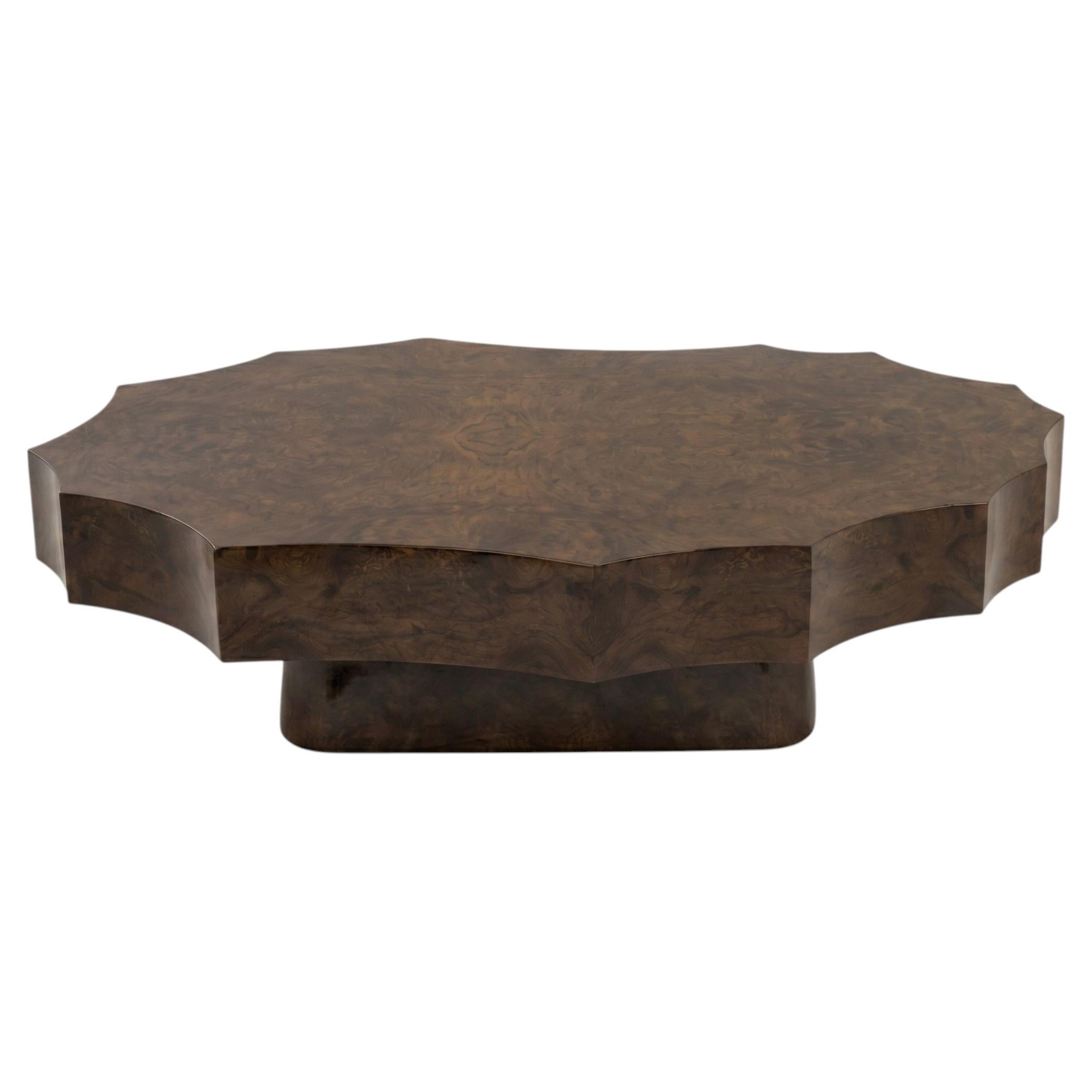 Table basse monolithique à bords festonnés, en racine de noyer ultra-brillante – Design brutaliste épuré