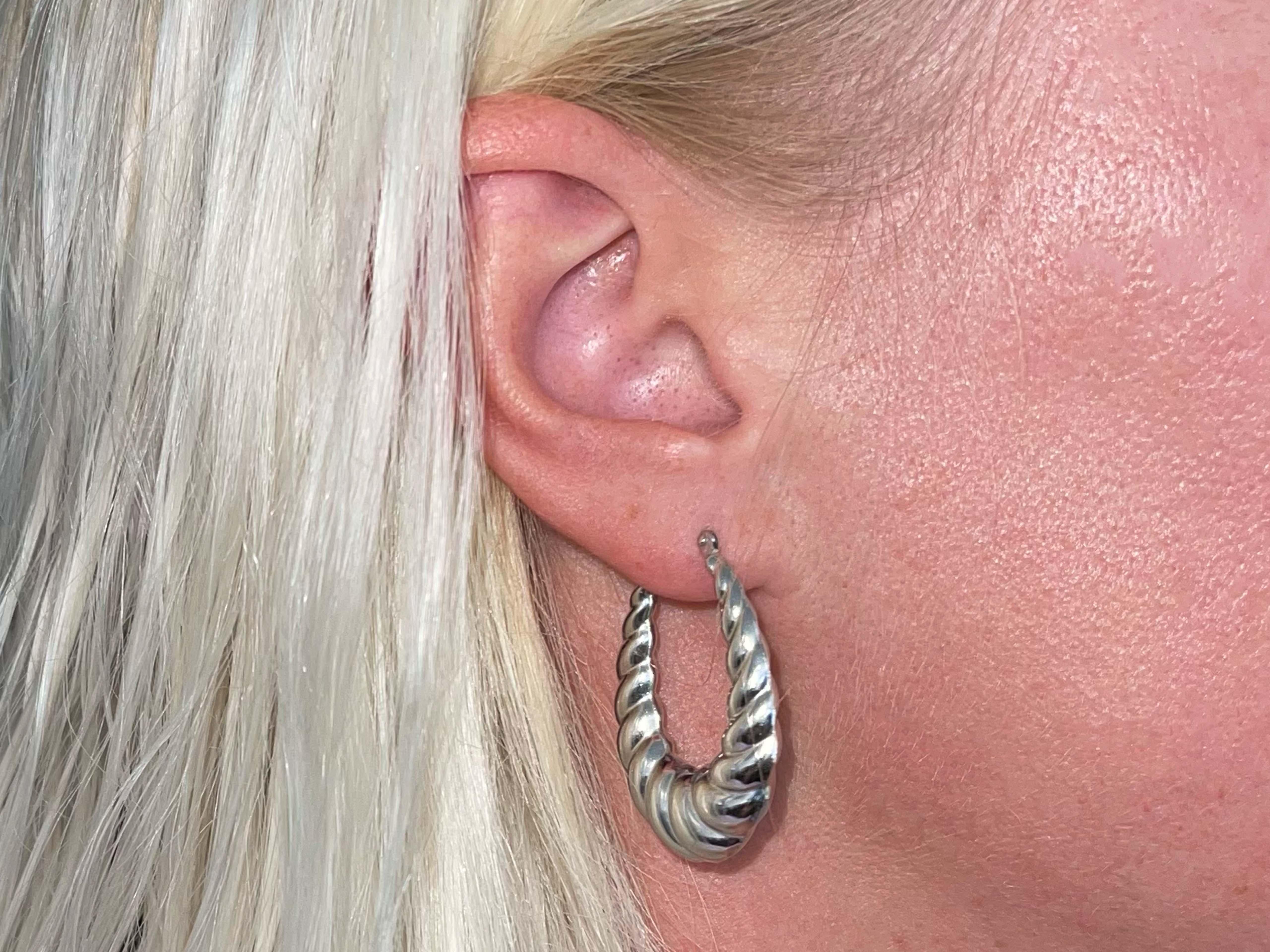 Earrings Specifications:

Metal: 18K White Gold

Total Weight: 6.2 Grams

Hoop Thickness: 6.6 mm

Hoop Diameter: 1