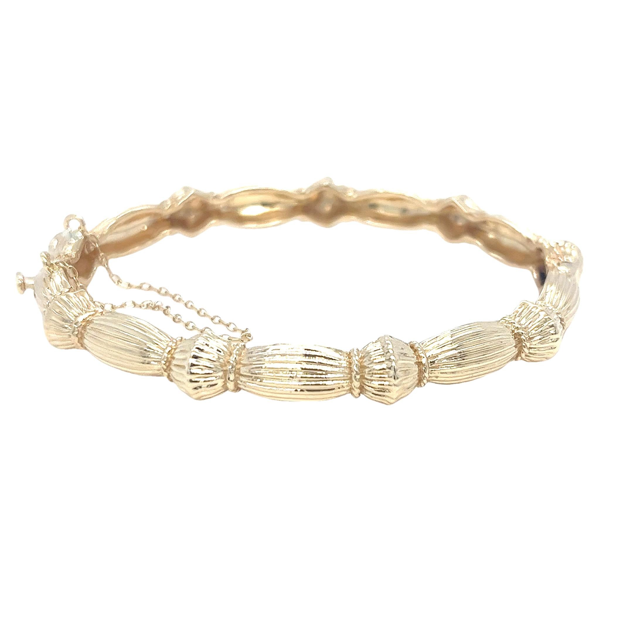 Bracelet en or jaune ovale festonné avec charnière Pour femmes en vente