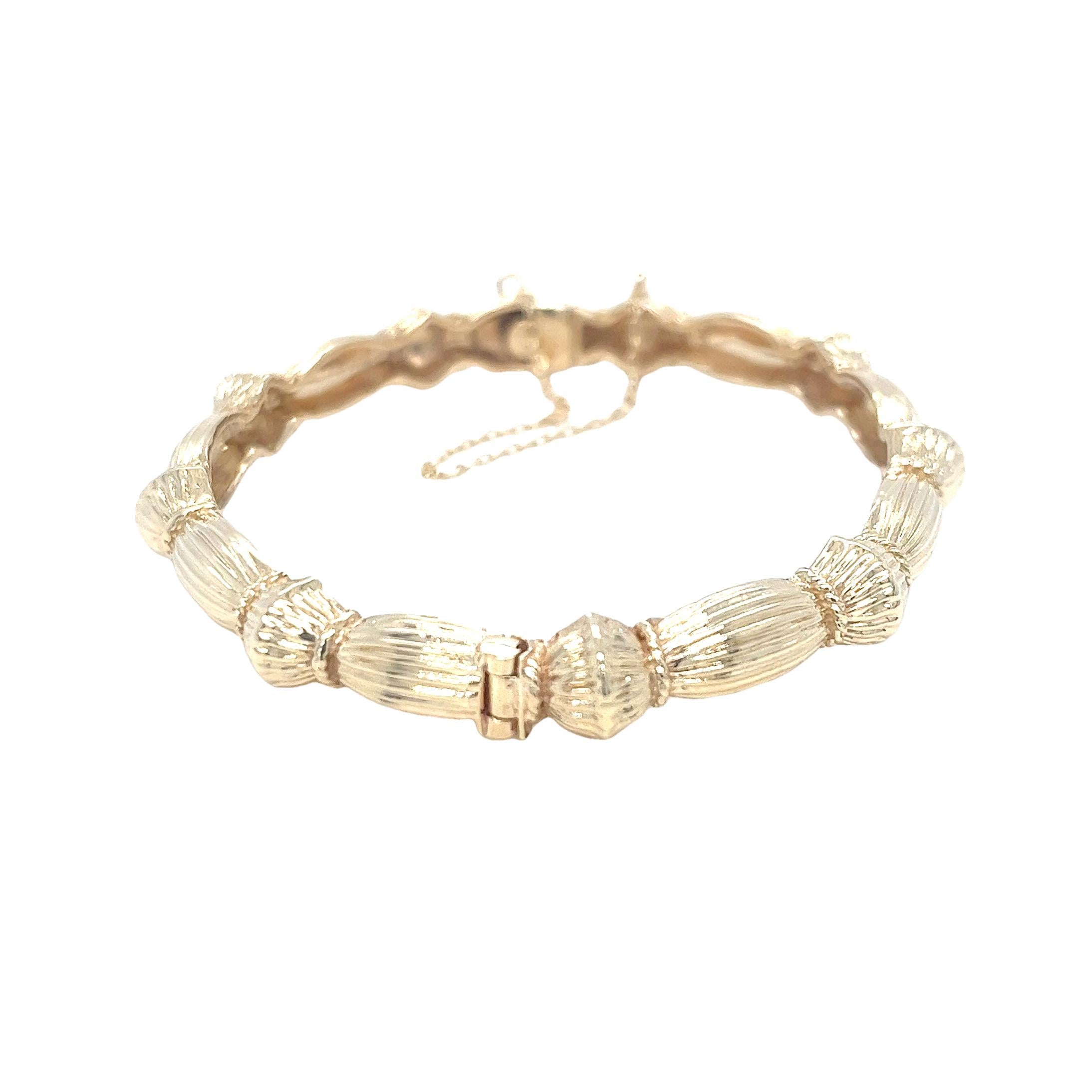 Bracelet en or jaune ovale festonné avec charnière en vente 1