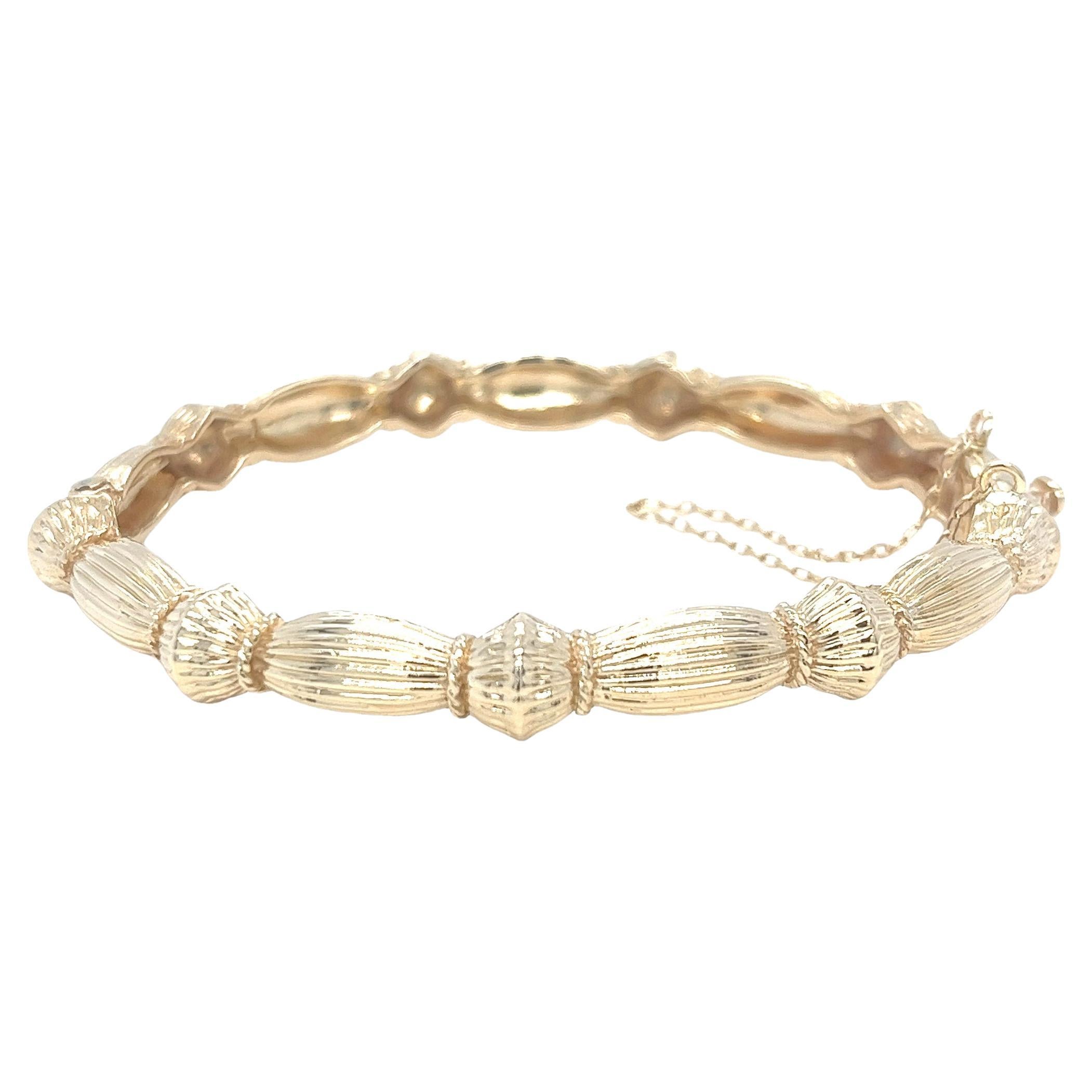 Bracelet en or jaune ovale festonné avec charnière en vente